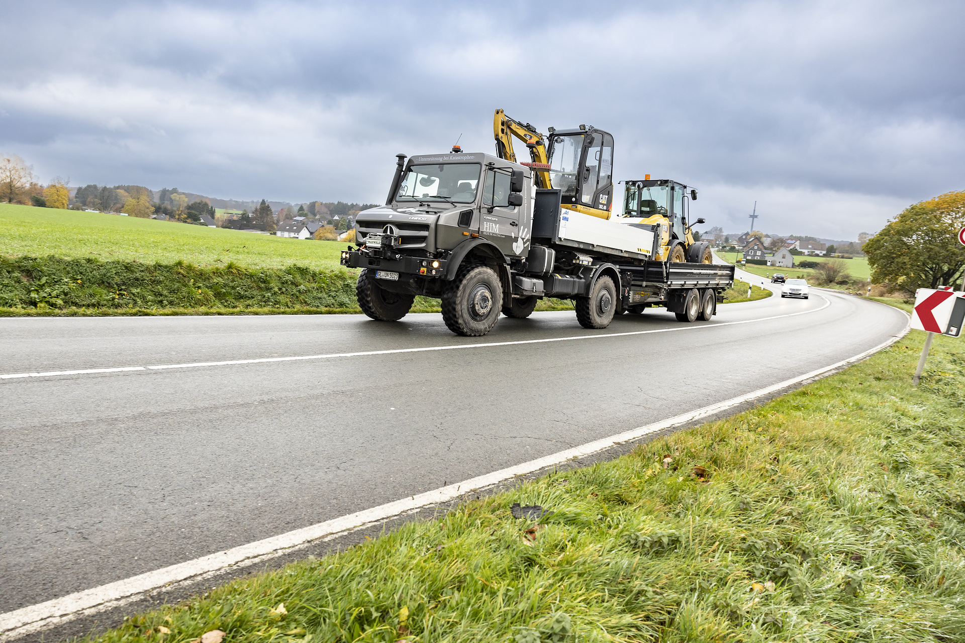 Anwendungsfall: Unimog U 5023 als Abrollkipper mit Hakenlift und Seilwinde Mercedes-Benz Unimog U 5023 auf der Demopark 2023: bewährter Katastrophenhelfer für Städte und Kommunen in extremen Wettersituationen
