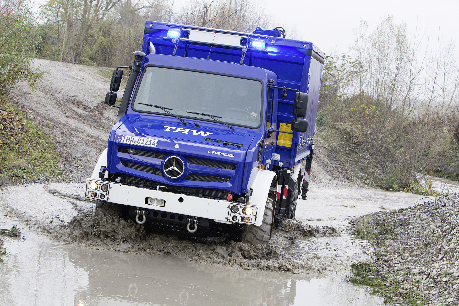 Anwendungsfall: Unimog U 5023 für das THW zum Hochwasserschutz mit Atlas Ladekran AT96.2 Mercedes-Benz Unimog U 5023 auf der Demopark 2023: bewährter Katastrophenhelfer für Städte und Kommunen in extremen Wettersituationen
