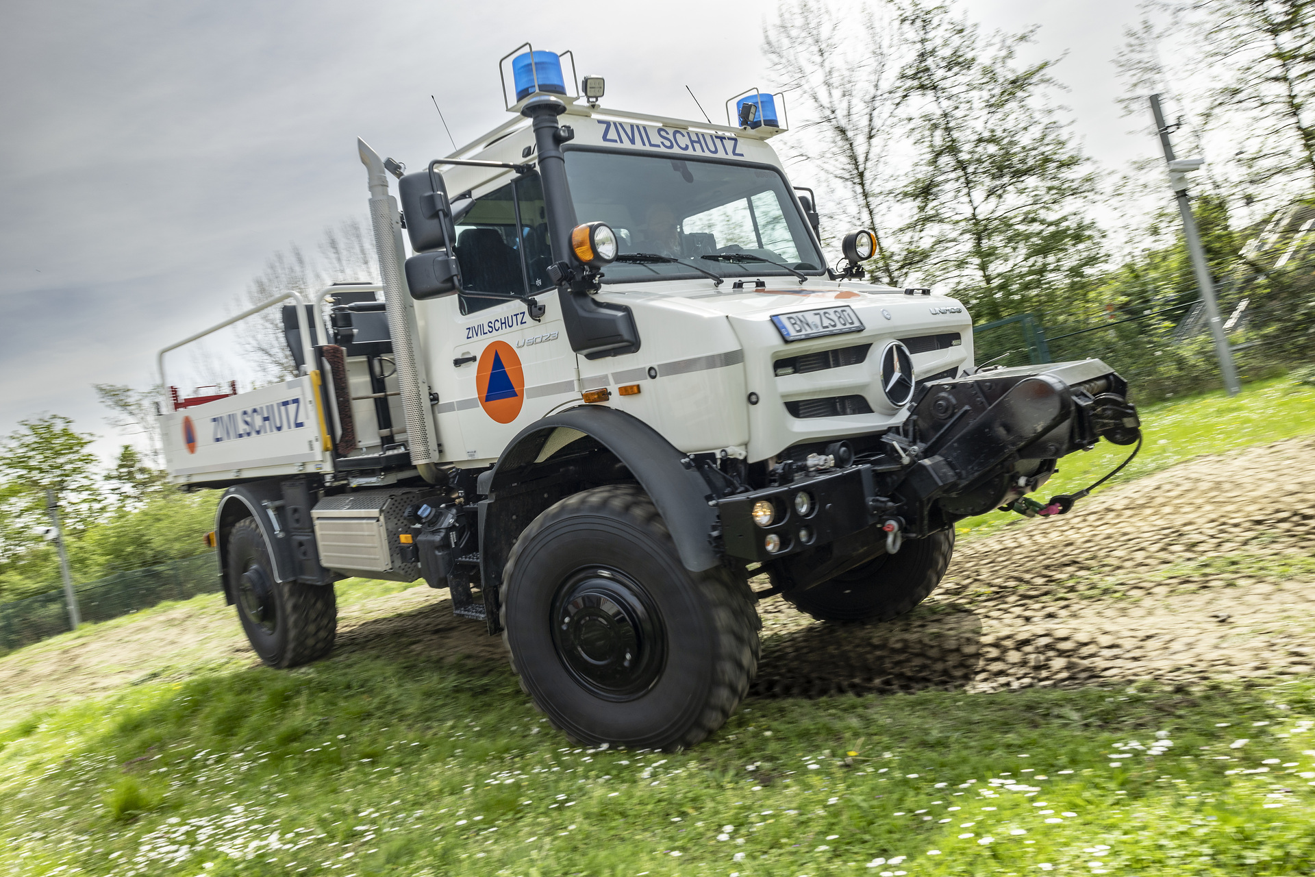 Anwendungsfall: Unimog U 5023 mit Palfinger Kran und Pritsche beim Bundesamt für Bevölkerungsschutz und Katastrophenhilfe Mercedes-Benz Unimog U 5023 auf der Demopark 2023: bewährter Katastrophenhelfer für Städte und Kommunen in extremen Wettersituationen