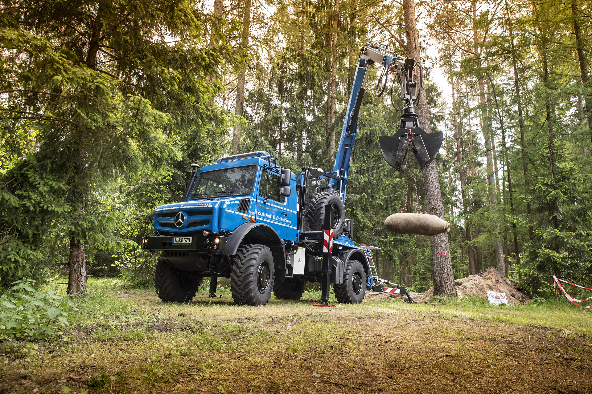 Anwendungsfall: Unimog U 5023 beim Kampfmittelräumdienst mit Ladekran und Reifendruckregelanlage Mercedes-Benz Unimog U 5023 auf der Demopark 2023: bewährter Katastrophenhelfer für Städte und Kommunen in extremen Wettersituationen