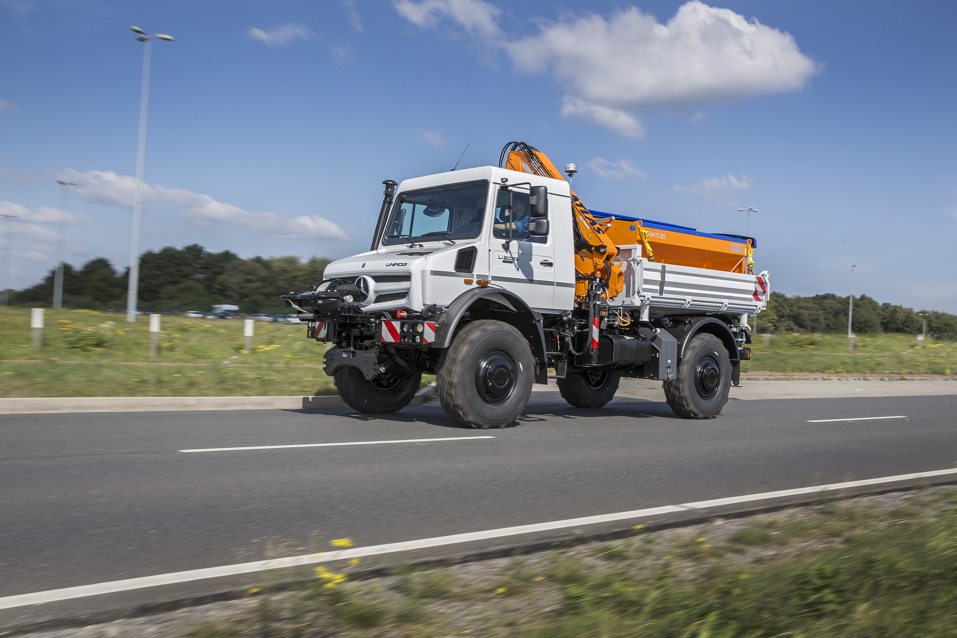 Anwendungsfall: Unimog U 5023 mit Pritsche und Ladekran AK 75.2 von Atlas und Streuer Stratos D30-22 von Aebi Schmidt Mercedes-Benz Unimog U 5023 auf der Demopark 2023: bewährter Katastrophenhelfer für Städte und Kommunen in extremen Wettersituationen