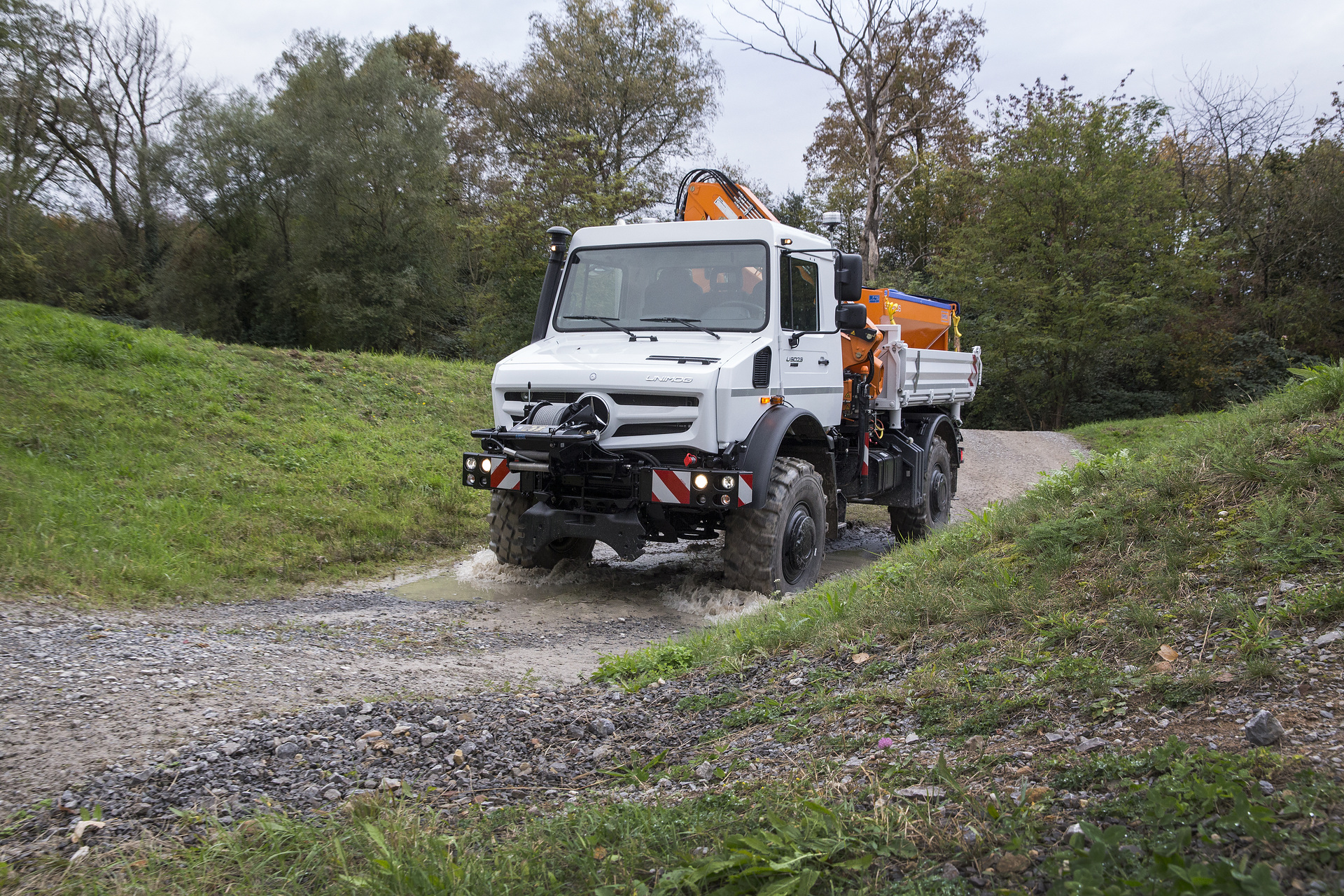 Anwendungsfall: Unimog U 5023 mit Pritsche und Ladekran AK 75.2 von Atlas und Streuer Stratos D30-22 von Aebi Schmidt Mercedes-Benz Unimog U 5023 auf der Demopark 2023: bewährter Katastrophenhelfer für Städte und Kommunen in extremen Wettersituationen