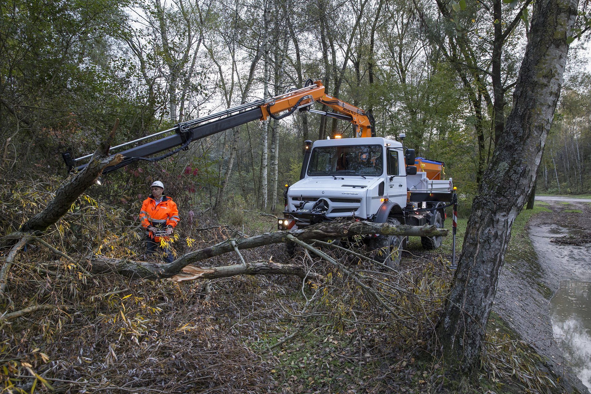 Anwendungsfall: Unimog U 5023 bei Waldarbeiten Mercedes-Benz Unimog U 5023 auf der Demopark 2023: bewährter Katastrophenhelfer für Städte und Kommunen in extremen Wettersituationen