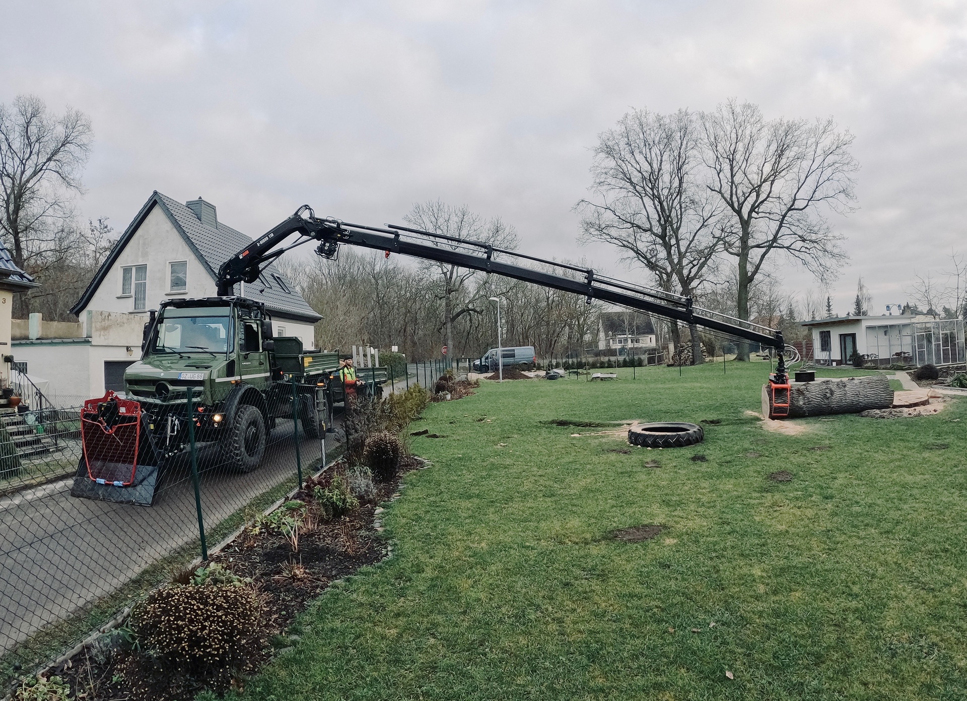 Anwendungsfall: Unimog U 5023 mit Hiab Kran Mercedes-Benz Unimog U 5023 auf der Demopark 2023: bewährter Katastrophenhelfer für Städte und Kommunen in extremen Wettersituationen