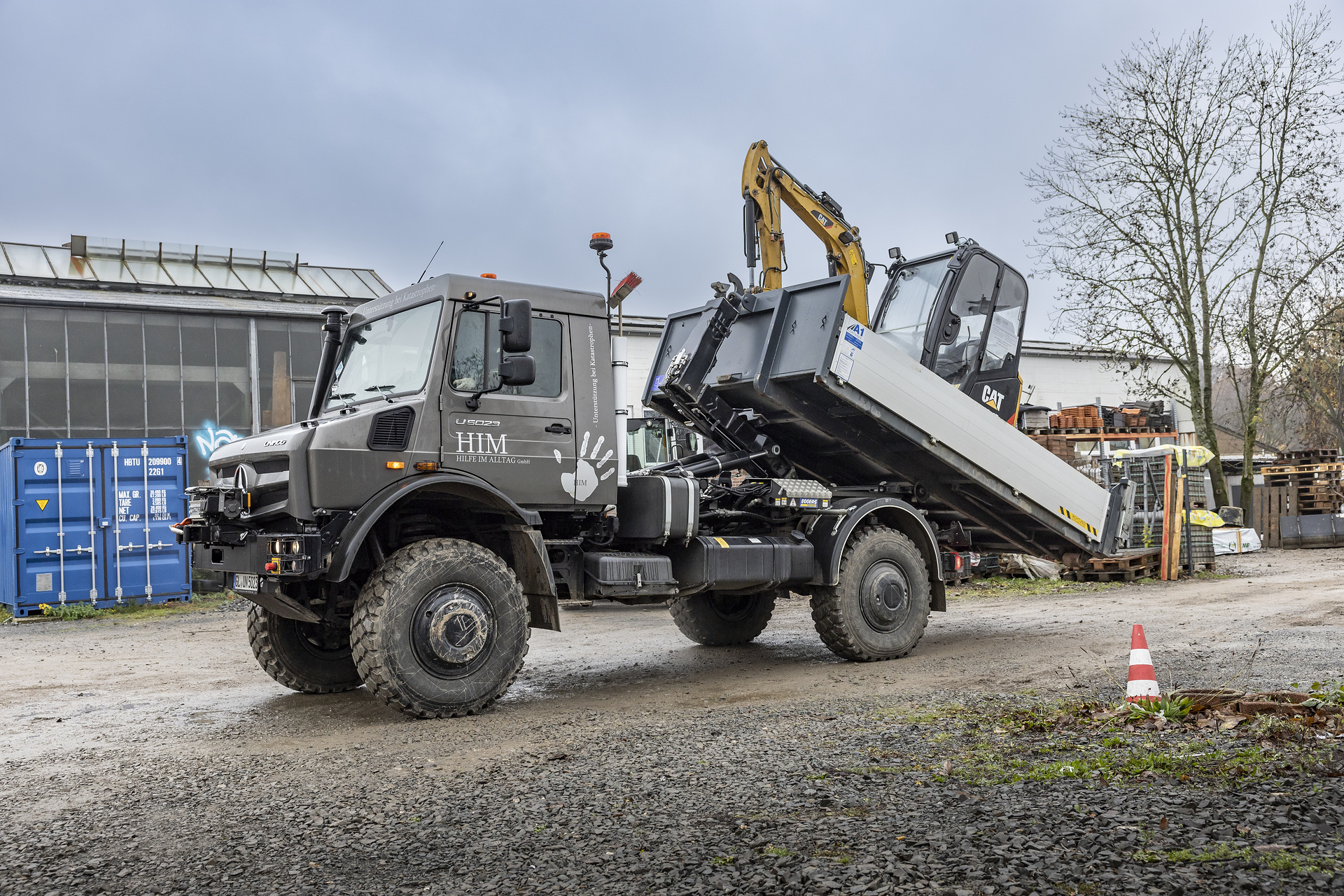 Anwendungsfall: Unimog U 5023 als Abrollkipper mit Hakenlift und Seilwinde Mercedes-Benz Unimog U 5023 auf der Demopark 2023: bewährter Katastrophenhelfer für Städte und Kommunen in extremen Wettersituationen