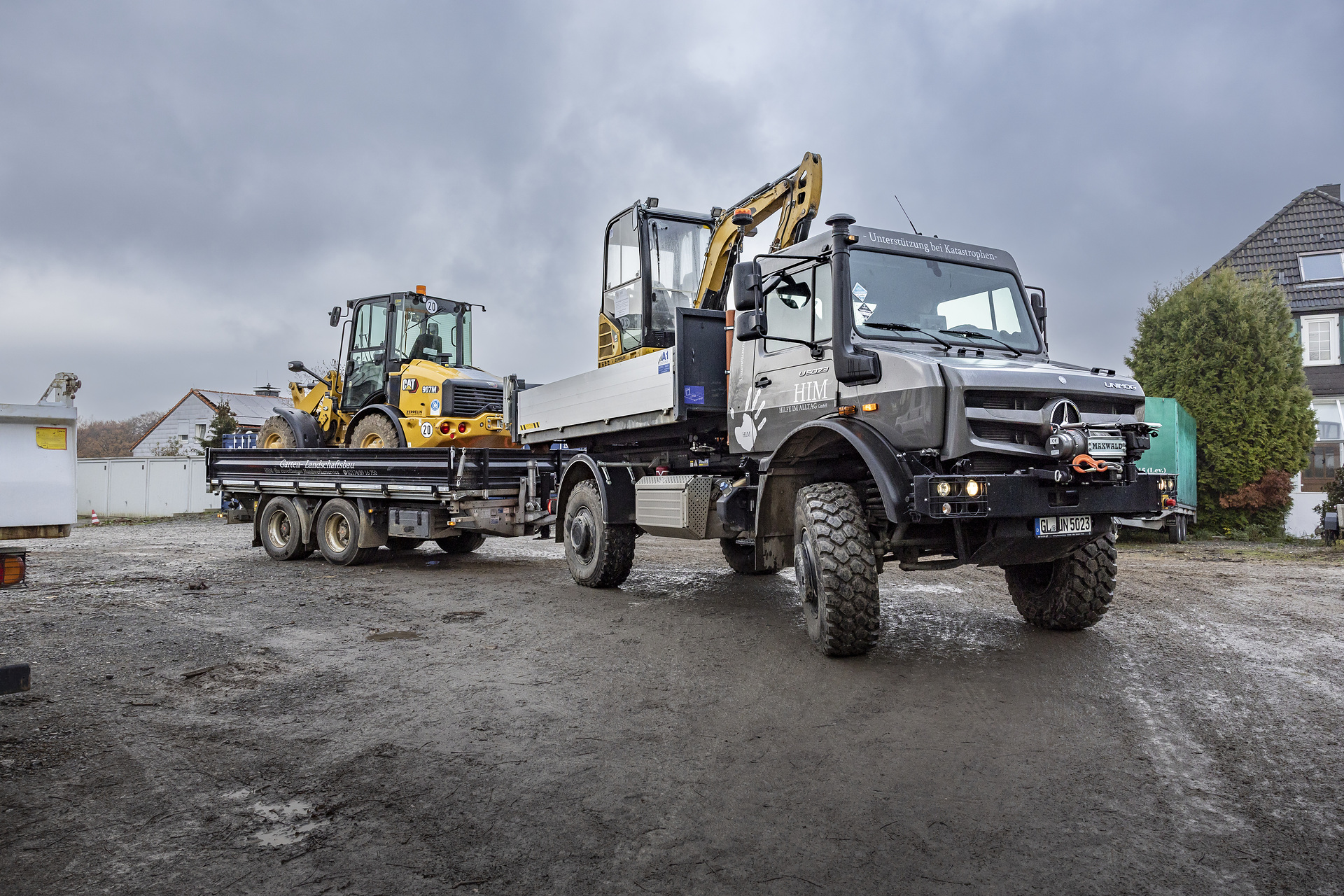 Anwendungsfall: Unimog U 5023 als Abrollkipper mit Hakenlift und Seilwinde Mercedes-Benz Unimog U 5023 auf der Demopark 2023: bewährter Katastrophenhelfer für Städte und Kommunen in extremen Wettersituationen