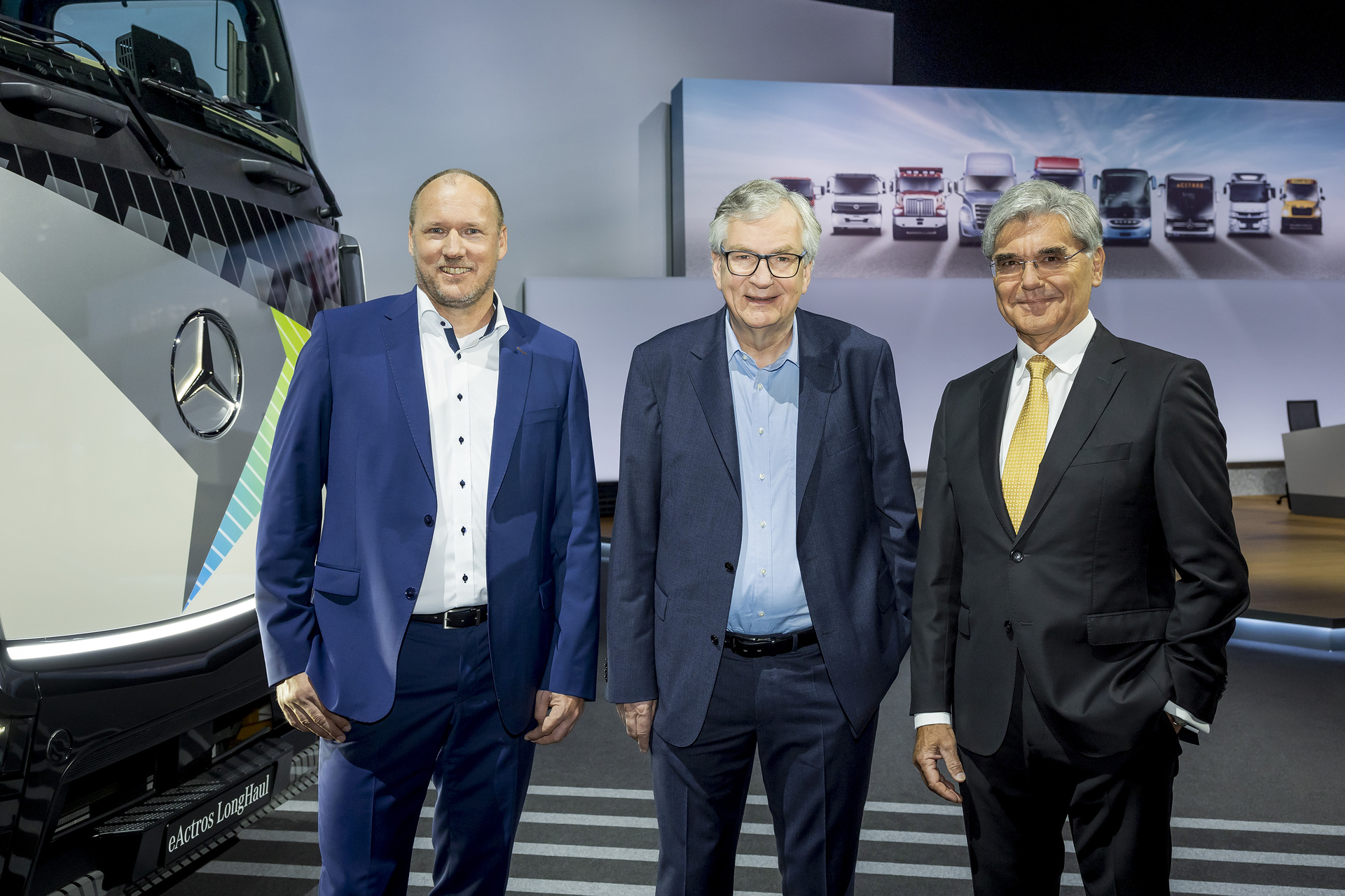 (v.l.n.r.) Jochen Goetz, Mitglied des Vorstandes der Daimler Truck Holding AG, verantwortlich für Finanzen und Controlling; Martin Daum, Vorsitzender des Vorstands der Daimler Truck Holding AG; Joe Kaeser, Aufsichtsratsvorsitzender der Daimler Truck Holding AG. Daimler Truck unterstreicht seine Wachstumsziele auf der Hauptversammlung