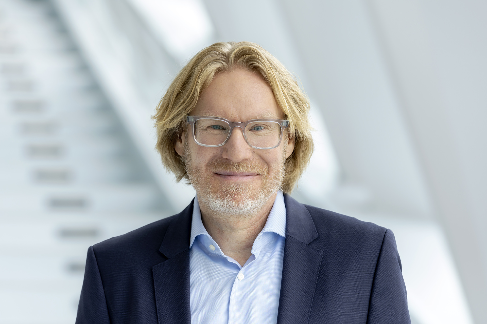 Dr. Thomas Laubert, derzeit Chief Legal und Compliance Officer sowie Menschenrechtsbeauftragter bei Daimler Truck, wird das Unternehmen auf eigenen Wunsch Ende Juni 2023 verlassen, und seine Karriere bei der Bayer AG fortzusetzen. Personelle Veränderung: Dr. Florian Hofer wird neuer Chief Legal und Compliance Officer bei Daimler Truck