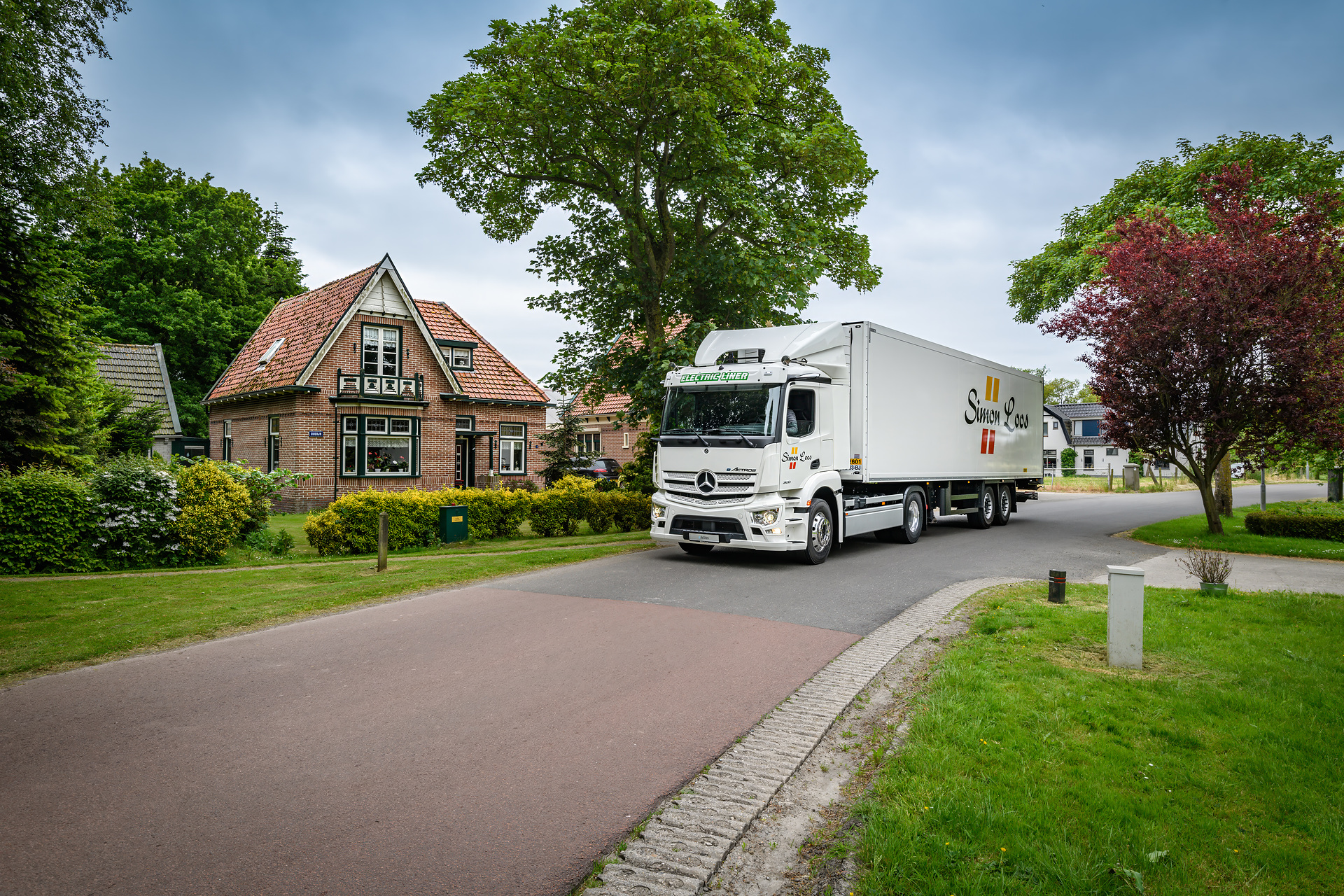 Erste elektrische Sattelzugmaschine mit Stern in den Niederlanden übergeben Erste elektrische Sattelzugmaschine mit Stern in den Niederlanden übergeben