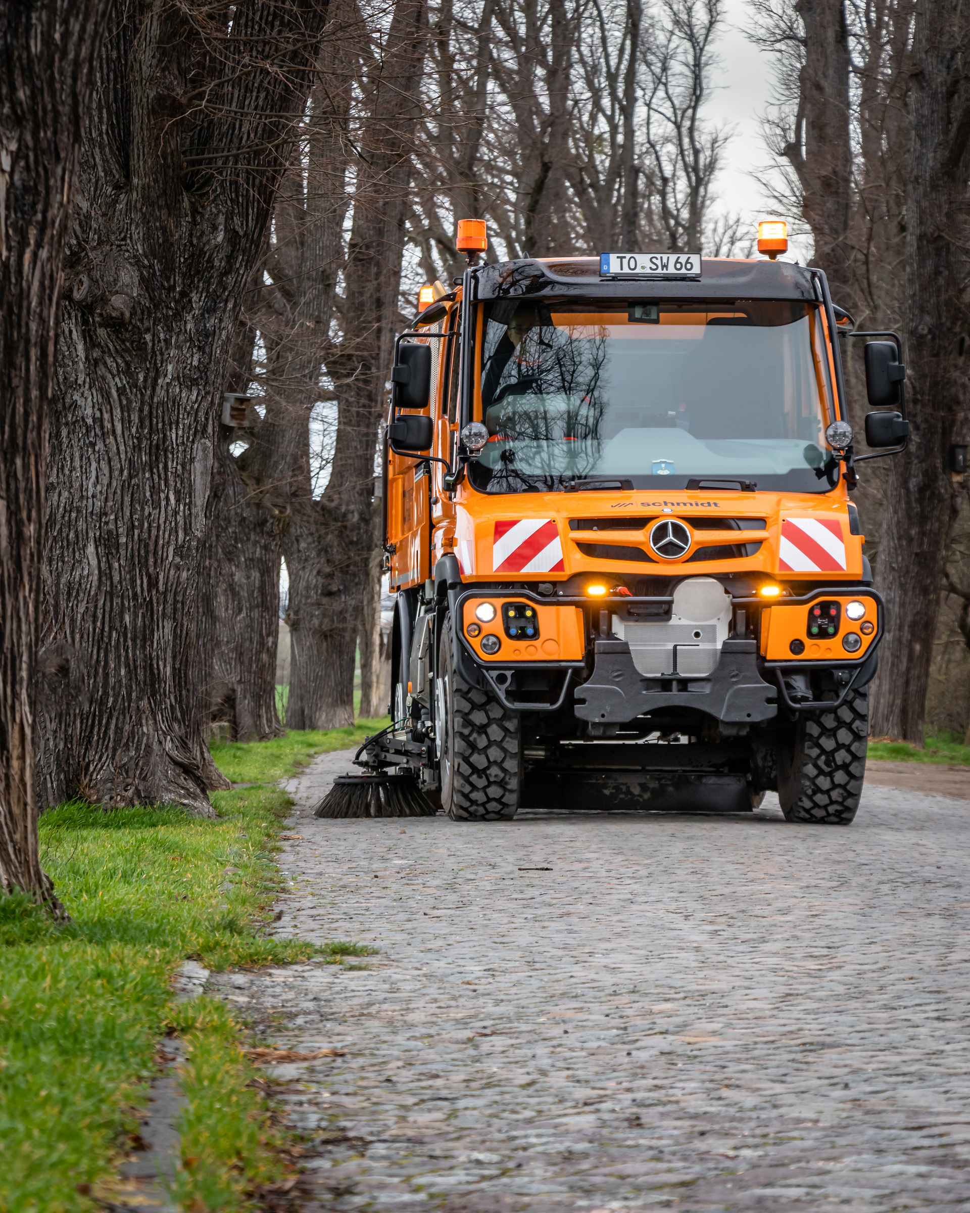 Für Straßenreinigung und Winterdienst Stadtwerke Torgau setzen erneut auf Unimog Geräteträger