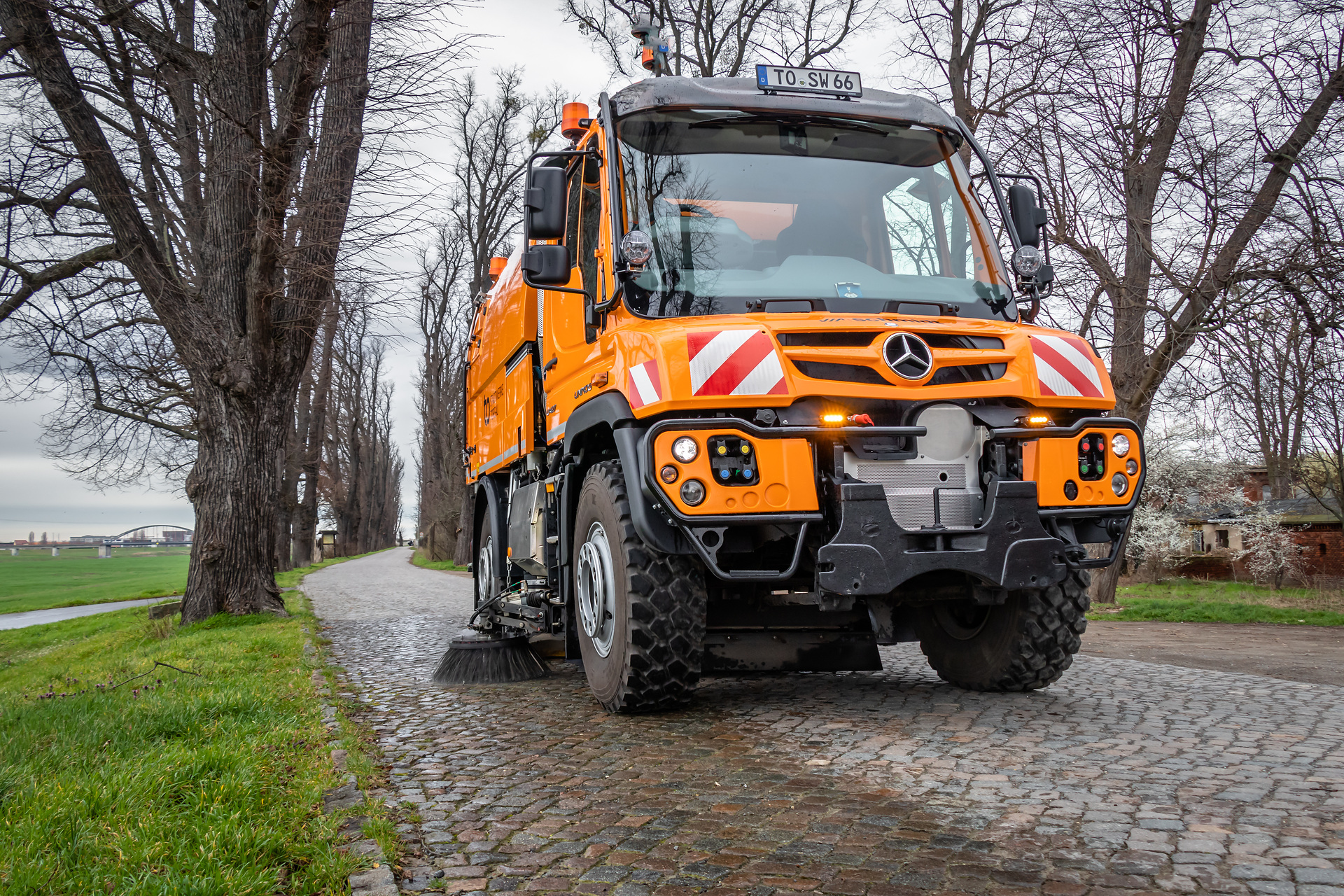 Für Straßenreinigung und Winterdienst Stadtwerke Torgau setzen erneut auf Unimog Geräteträger
