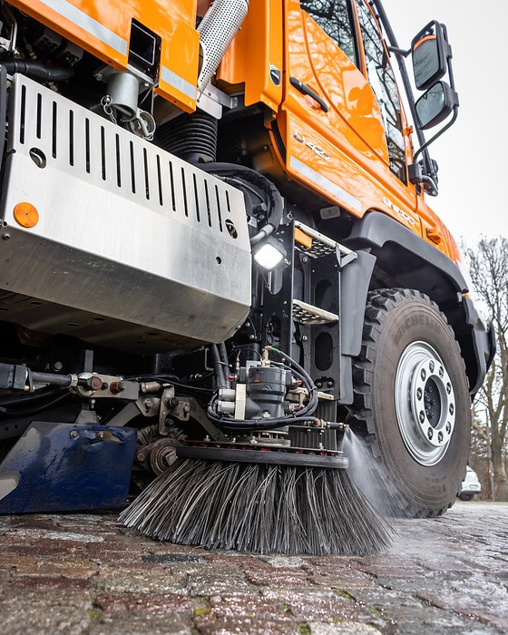 Für Straßenreinigung und Winterdienst Stadtwerke Torgau setzen erneut auf Unimog Geräteträger