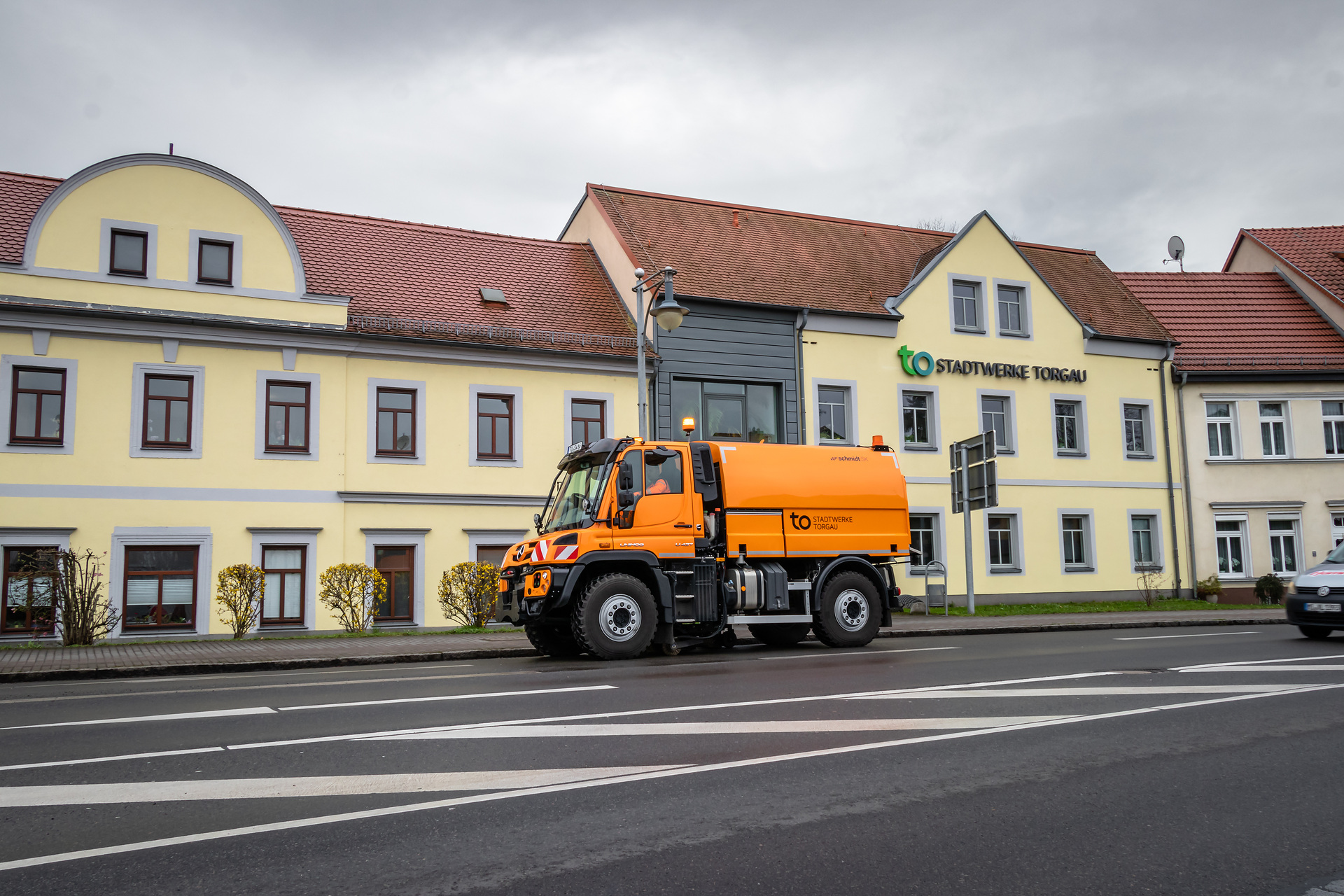 Für Straßenreinigung und Winterdienst Stadtwerke Torgau setzen erneut auf Unimog Geräteträger