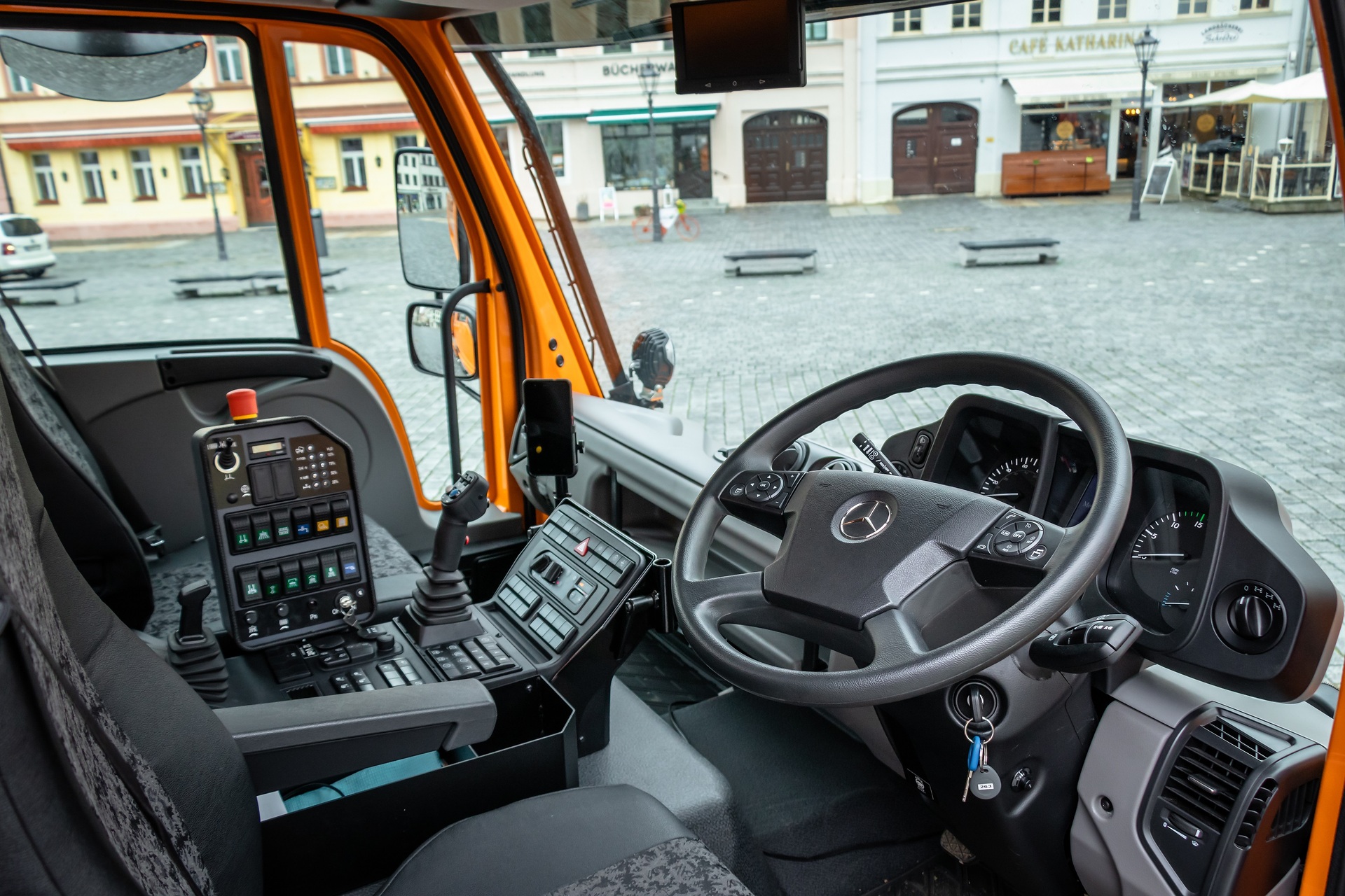 Für Straßenreinigung und Winterdienst Stadtwerke Torgau setzen erneut auf Unimog Geräteträger