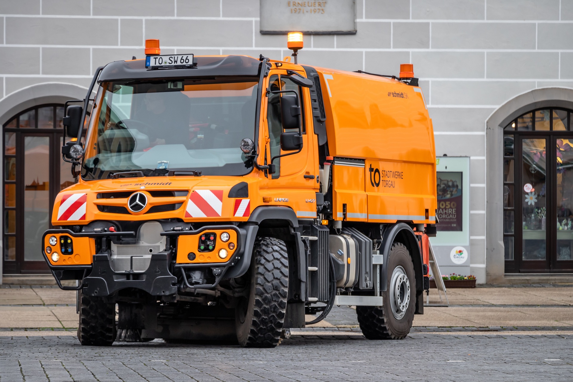 Für Straßenreinigung und Winterdienst Stadtwerke Torgau setzen erneut auf Unimog Geräteträger