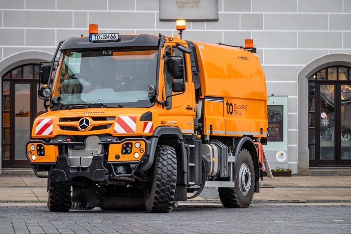 Für Straßenreinigung und Winterdienst Stadtwerke Torgau setzen erneut auf Unimog Geräteträger