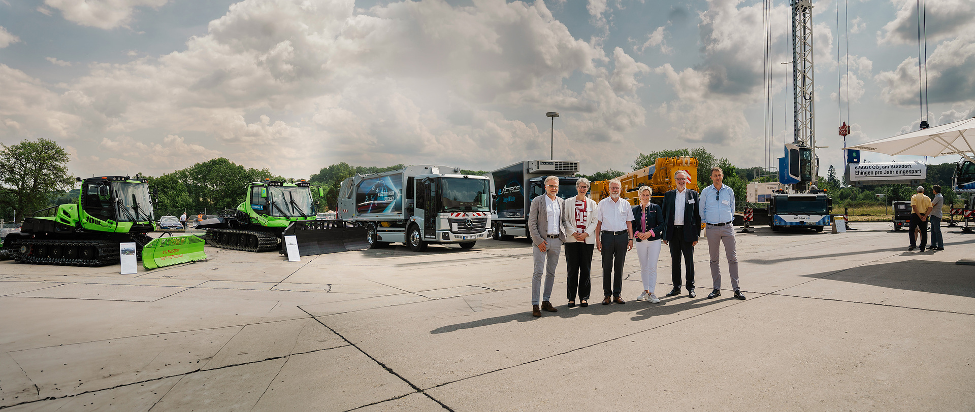 Bei der Vorstellung der Akustikmessstrecke auf dem ehemaligen Truppenübungsplatz in Münsingen v.l.n.r.: Prof. Dr. Uwe Baake (Daimler Truck AG), MdL Elke Zimmer (Staatssekretärin im Ministerium für Verkehr Baden-Württemberg), Dr. Ulrich Hamme (Geschäftsführer Konstruktion und Entwicklung, Liebherr-Werk Ehingen GmbH), Dr. Nicole Hoffmeister-Kraut (Ministerin für Wirtschaft, Arbeit und Tourismus), Paul Johannes Fietz (Vorstandsmitglied der Bundesanstalt für Immobilienaufgaben) sowie Dr. Christian Oberwinkler (Kässbohrer Geländefahrzeug AG) Liebherr, Daimler Truck und Kässbohrer testen Technologie und Akustik in Münsingen