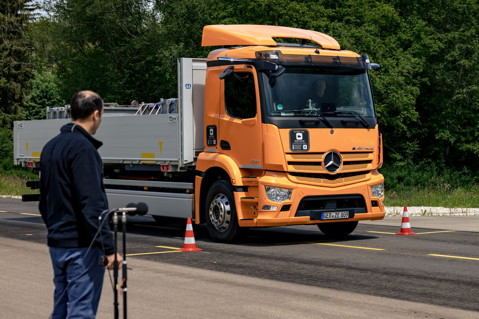 Ein batterieelektrischer Mercedes-Benz eActros auf der Akustikmessstrecke. Liebherr, Daimler Truck und Kässbohrer testen Technologie und Akustik in Münsingen