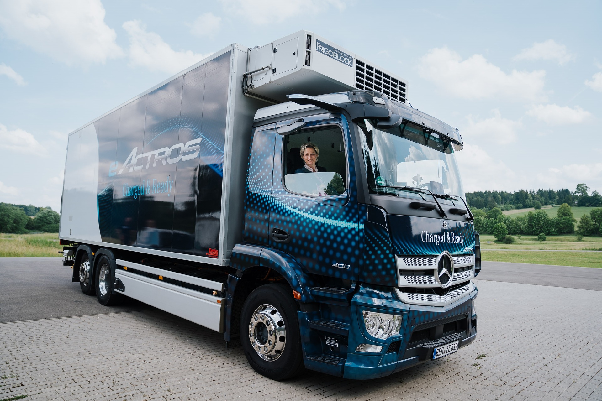 Dr. Nicole Hoffmeister-Kraut, Baden-Württembergs Ministerin für Wirtschaft, Arbeit und Tourismus im eActros Liebherr, Daimler Truck und Kässbohrer testen Technologie und Akustik in Münsingen