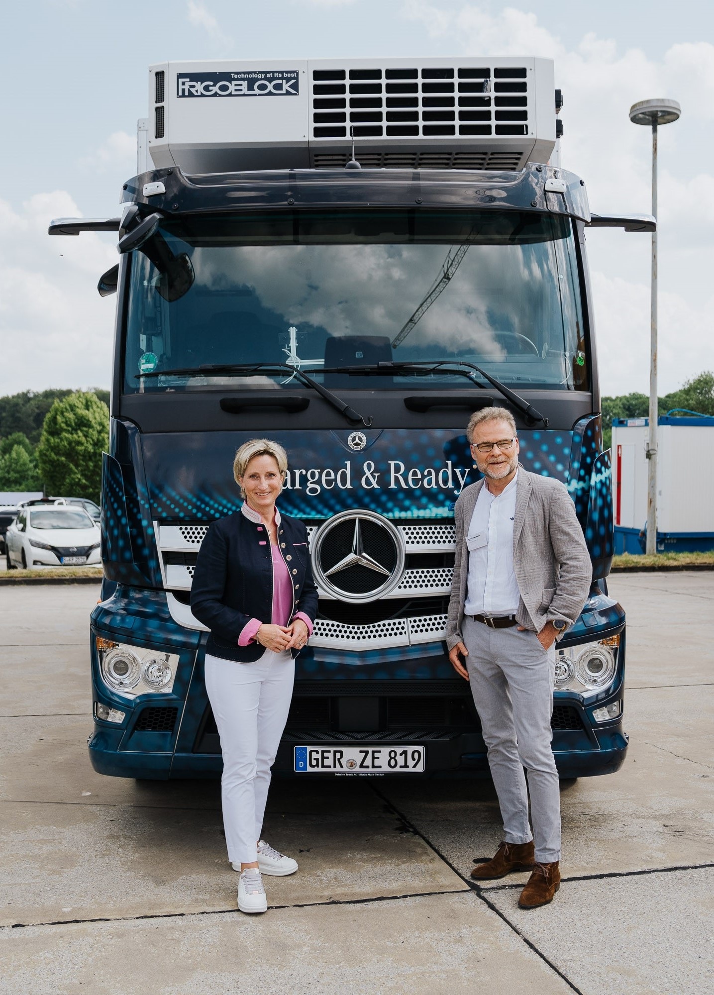 Uwe Baake und Dr. Nicole Hoffmeister-Kraut vor dem eActros bei der Vorstellung der Akustikmessstrecke Liebherr, Daimler Truck und Kässbohrer testen Technologie und Akustik in Münsingen
