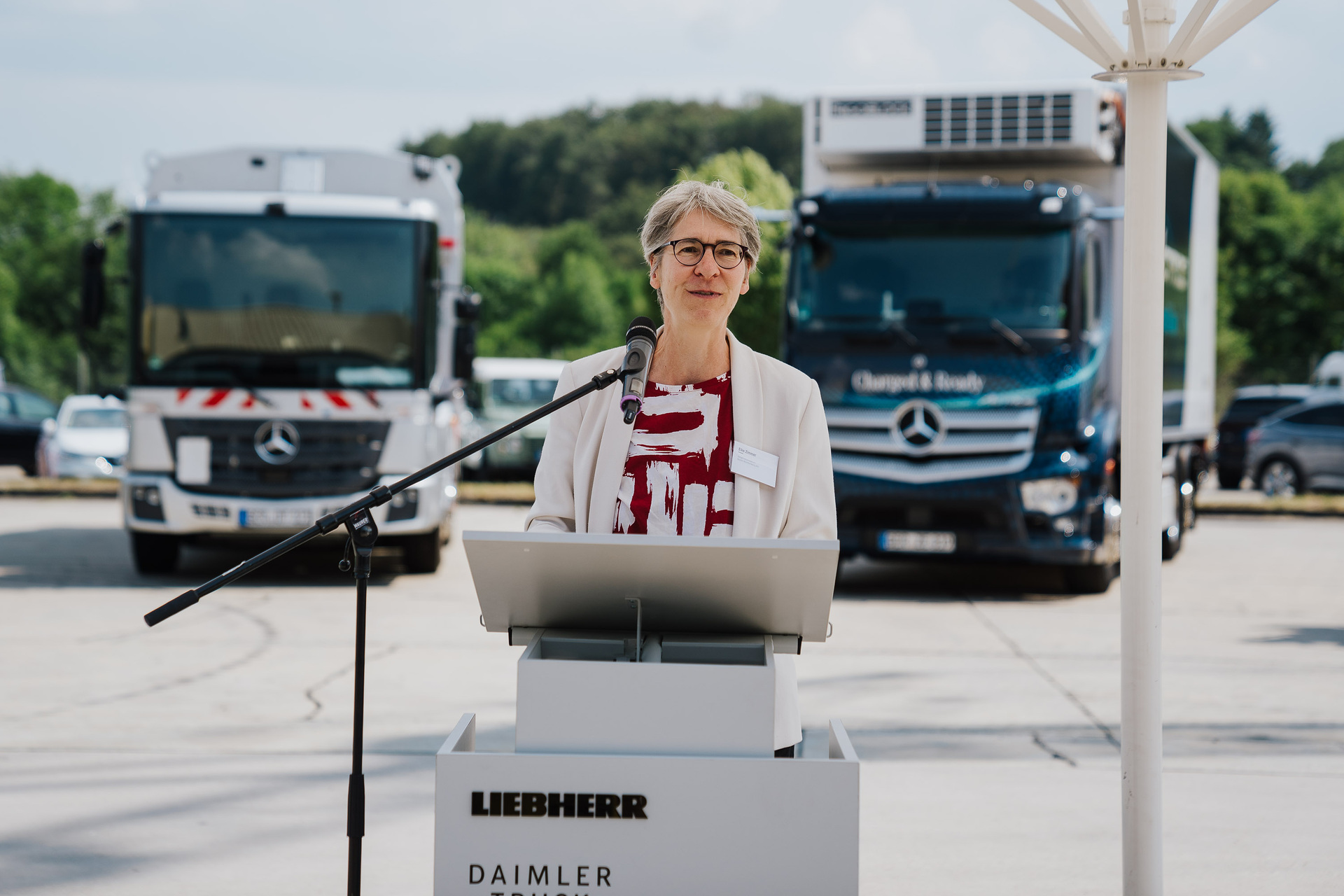 Staatssekretärin Elke Zimmer bei Vorstellung der Akustikmessstrecke Liebherr, Daimler Truck und Kässbohrer testen Technologie und Akustik in Münsingen