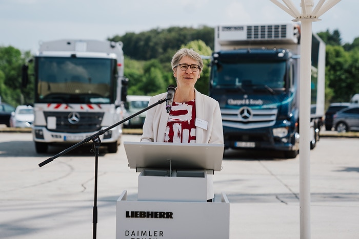 Liebherr, Daimler Truck und Kässbohrer testen Technologie und Akustik in Münsingen