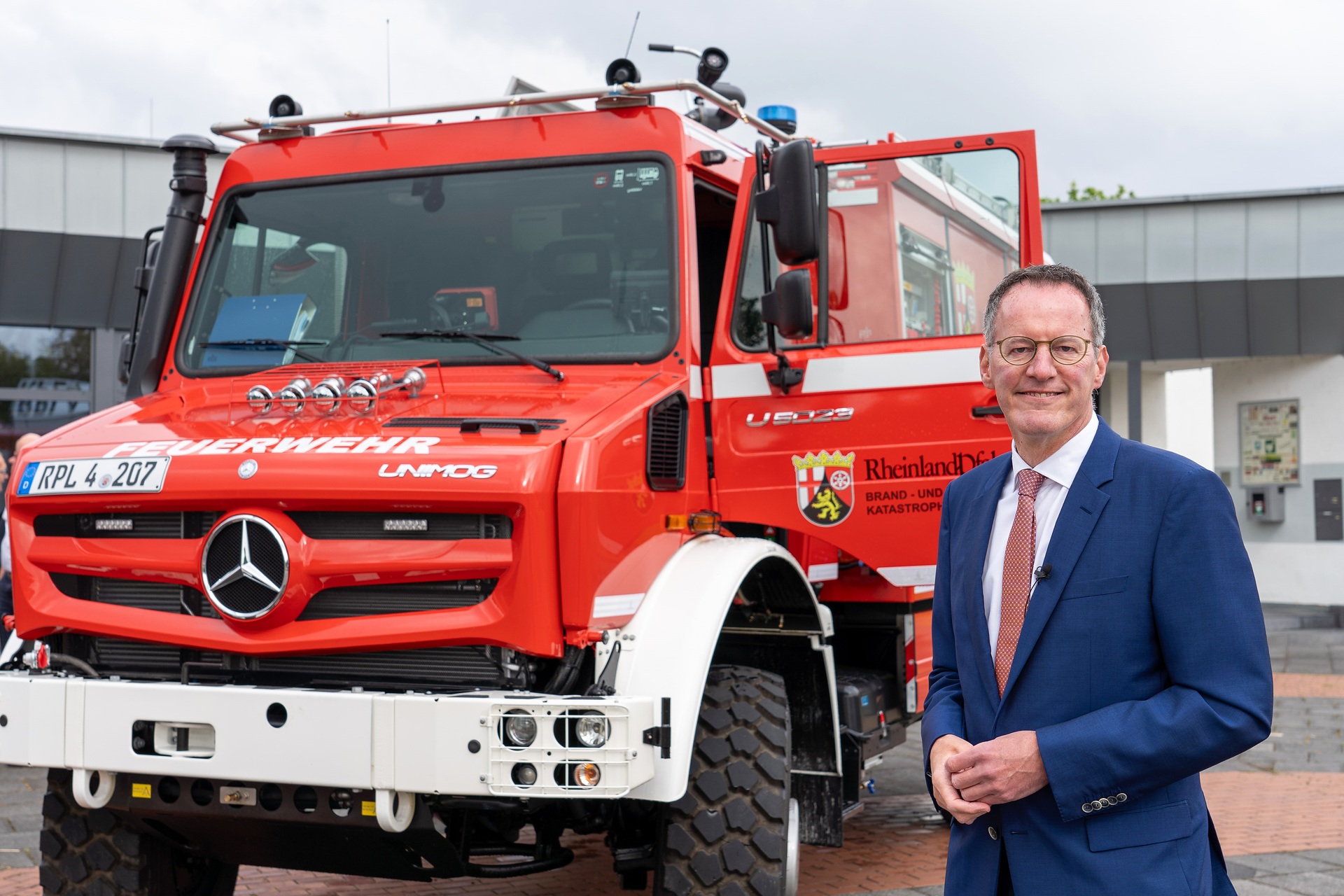 Tanklöschfahrzeug TLF 3000 auf Unimog-Basis; Innenminister Michael Ebling; (v.l.n.r.) Acht neue, vollausgestattete Tanklöschfahrzeuge auf Unimog-Basis für den rheinland-pfälzischen Katastrophenschutz