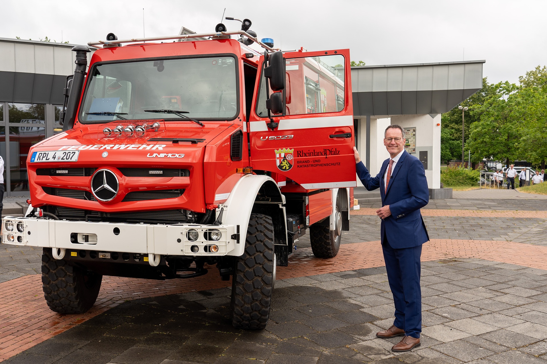 Tanklöschfahrzeug TLF 3000 auf Unimog-Basis; Innenminister Michael Ebling; (v.l.n.r.) Acht neue, vollausgestattete Tanklöschfahrzeuge auf Unimog-Basis für den rheinland-pfälzischen Katastrophenschutz