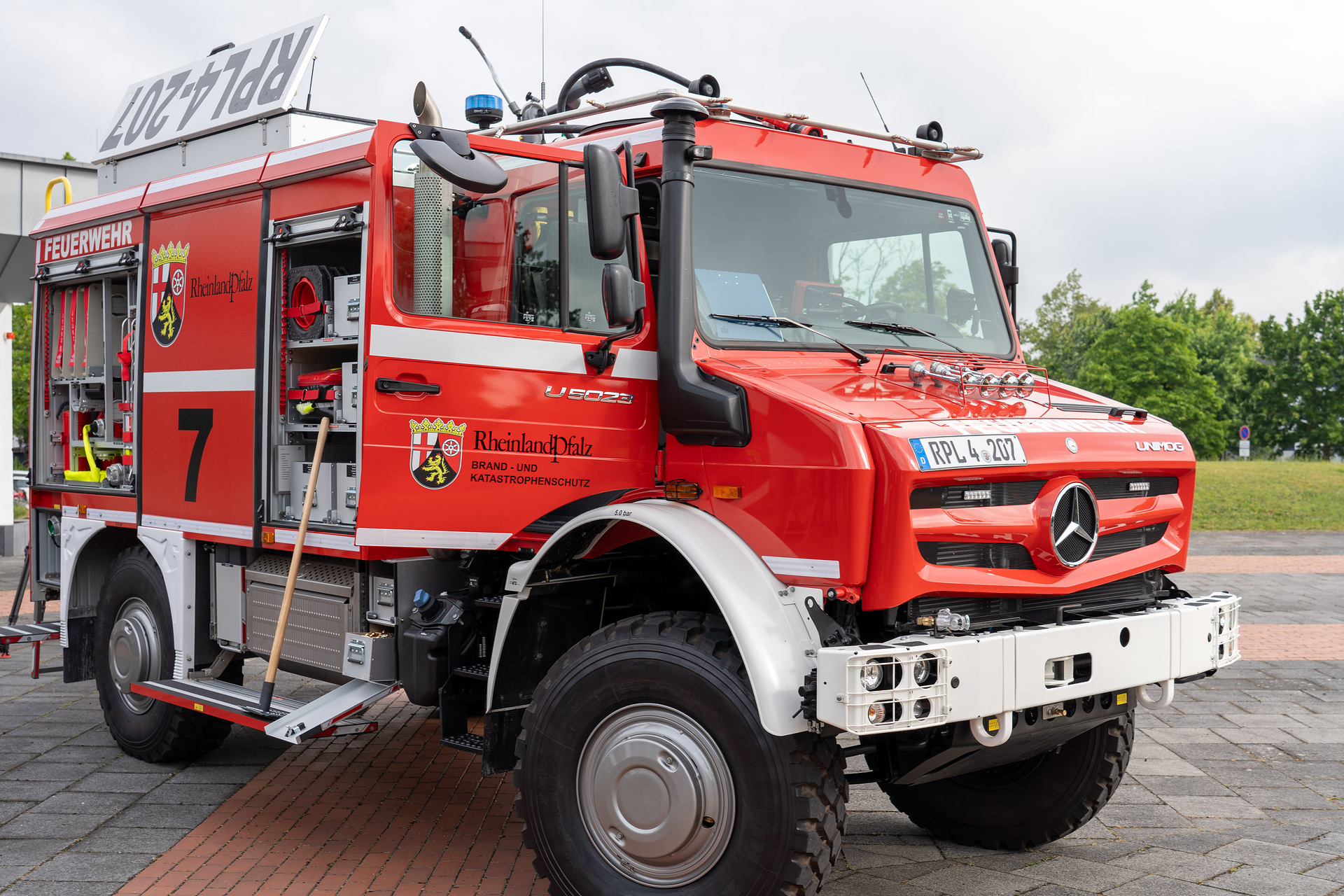 Tanklöschfahrzeug TLF 3000 auf Basis des hochgeländegängigen Mercedes-Benz Unimog 5023 Acht neue, vollausgestattete Tanklöschfahrzeuge auf Unimog-Basis für den rheinland-pfälzischen Katastrophenschutz