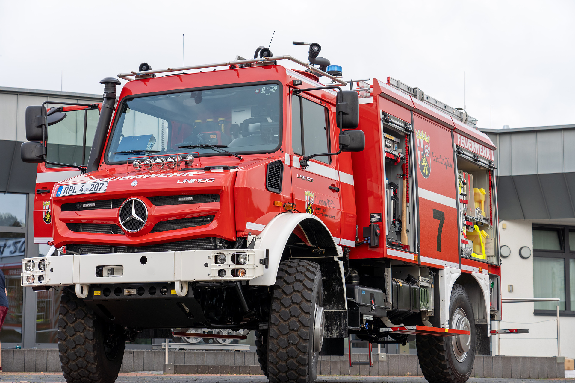 Tanklöschfahrzeug TLF 3000 auf Basis des hochgeländegängigen Mercedes-Benz Unimog 5023 Acht neue, vollausgestattete Tanklöschfahrzeuge auf Unimog-Basis für den rheinland-pfälzischen Katastrophenschutz