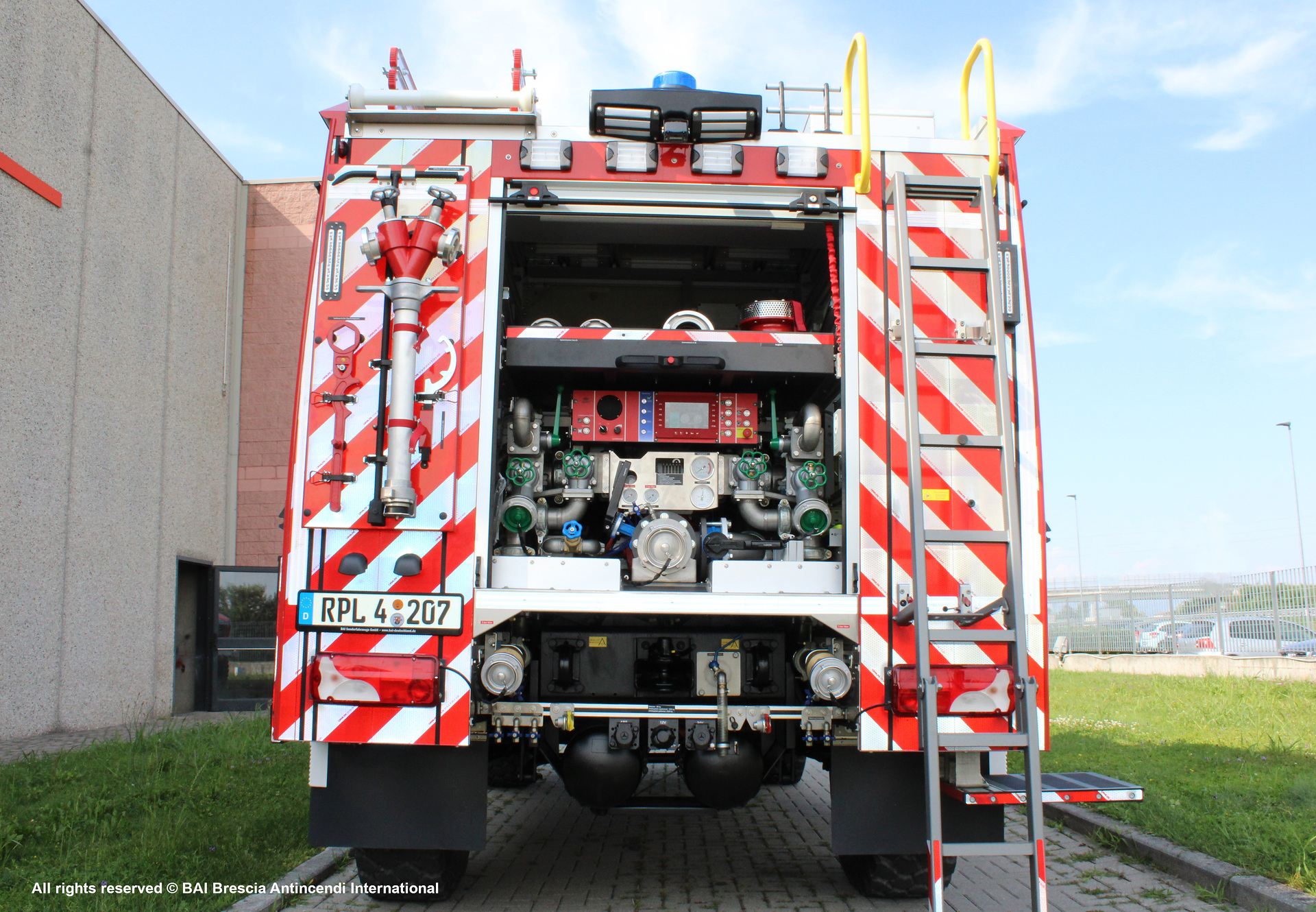Tanklöschfahrzeug TLF 3000 beim Umbauer BAI Sonderfahrzeuge GmbH Acht neue, vollausgestattete Tanklöschfahrzeuge auf Unimog-Basis für den rheinland-pfälzischen Katastrophenschutz