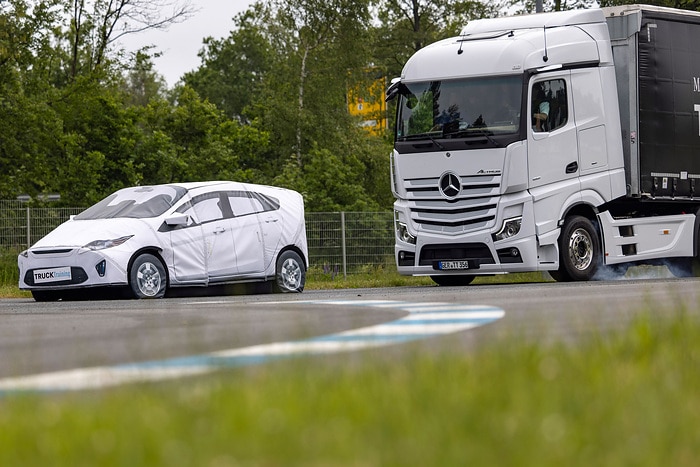 Controlled emergency braking: Mercedes-Benz Trucks at the driving safety training at the Nürburgring