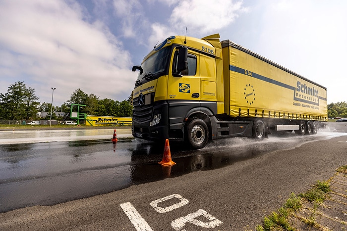 Controlled emergency braking: Mercedes-Benz Trucks at the driving safety training at the Nürburgring