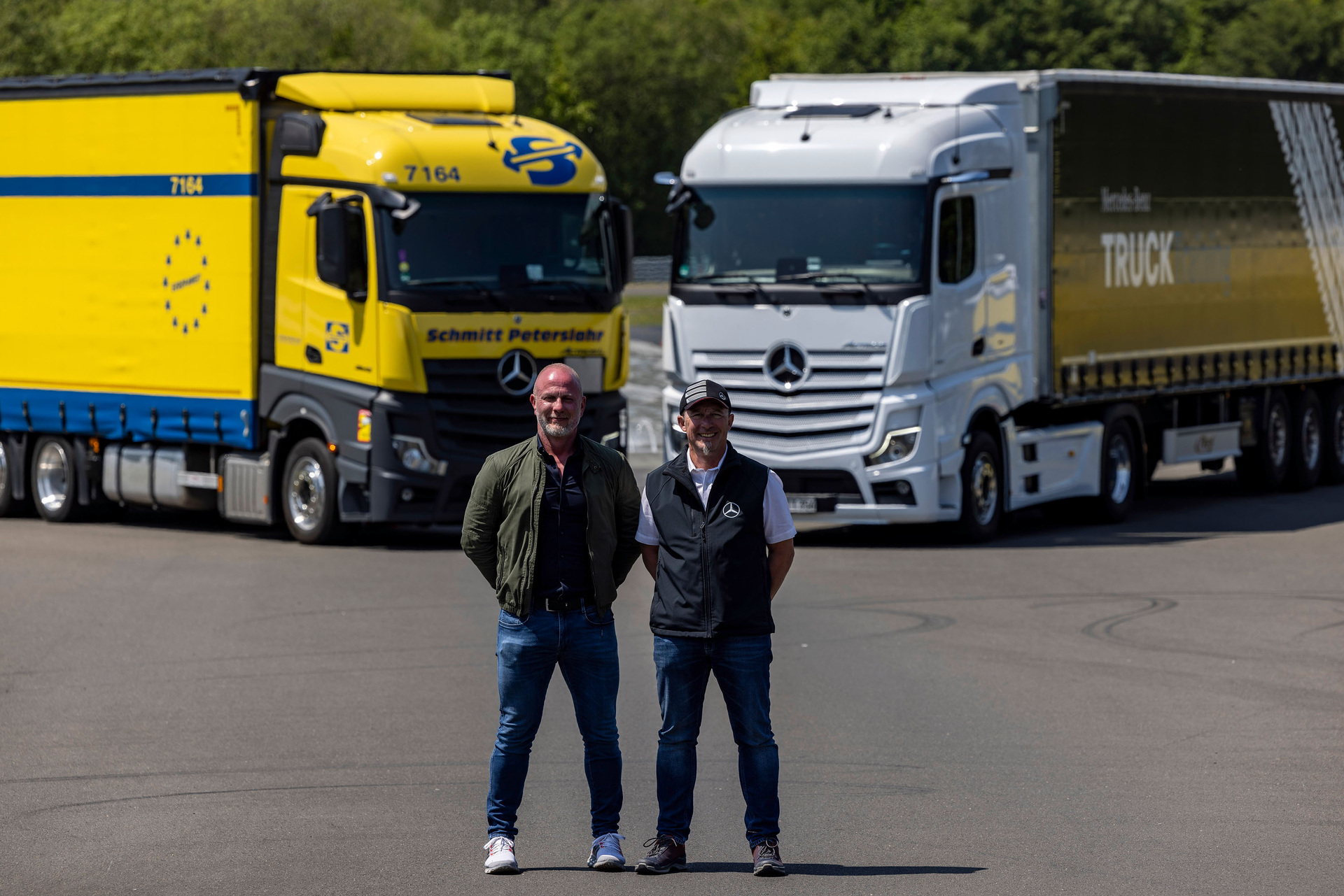 Patrick Kölbl (l.), here with TruckTrainer Eckhard Kohn: "It's important to me that we get the system presented directly by the manufacturer. The Mercedes-Benz trainers are simply a bit better at the subject." Controlled emergency braking: Mercedes-Benz Trucks at the driving safety training at the Nürburgring