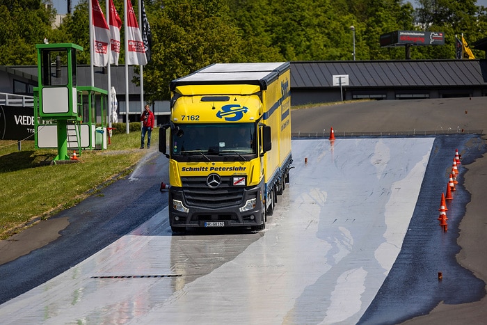 Controlled emergency braking: Mercedes-Benz Trucks at the driving safety training at the Nürburgring