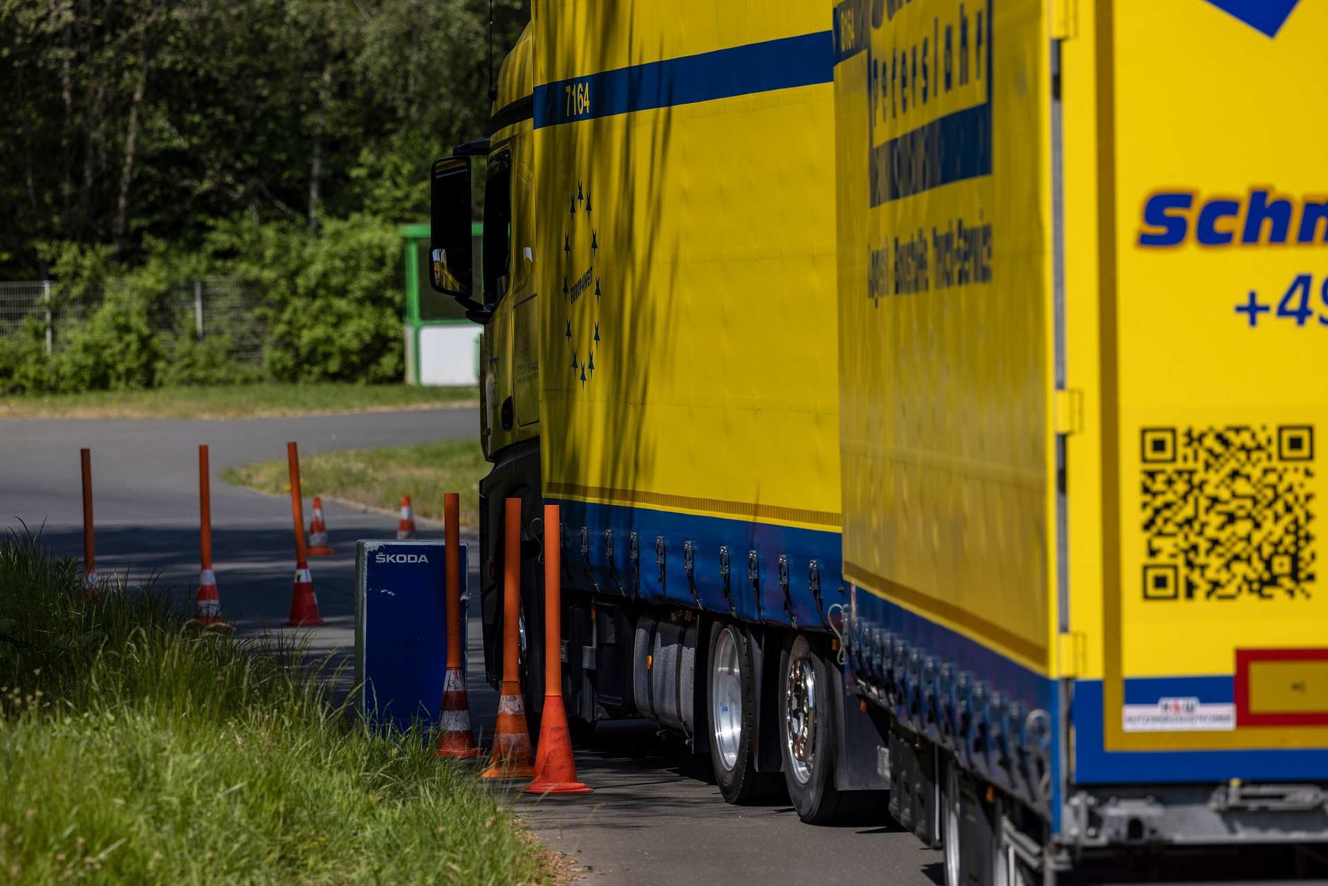 The second focus of the driver safety training: manoeuvring. "80 percent of the damage we experience happens in the slow-moving area," says Peter Schmitt, Managing Director at Schmitt-Peterslahr. Controlled emergency braking: Mercedes-Benz Trucks at the driving safety training at the Nürburgring
