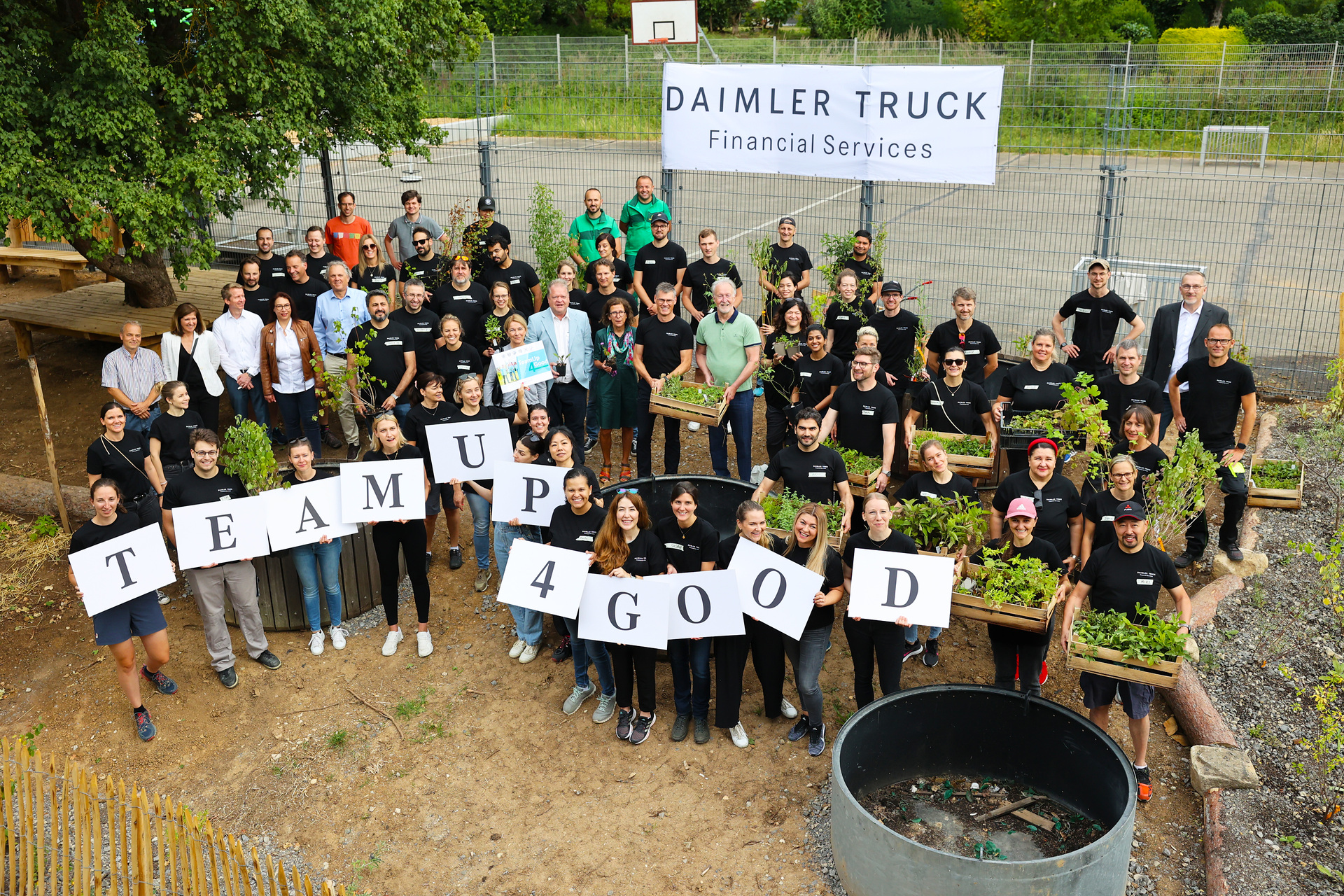 Mitarbeitende von Daimler Truck Financial Services unterstützen den Bau eines Schulgartens am Immanuel-Kant-Gymnasium in Leinfelden Beschäftigte von Daimler Truck Financial Services unterstützen den Bau eines Schulgartens am Immanuel-Kant-Gymnasium in Leinfelden