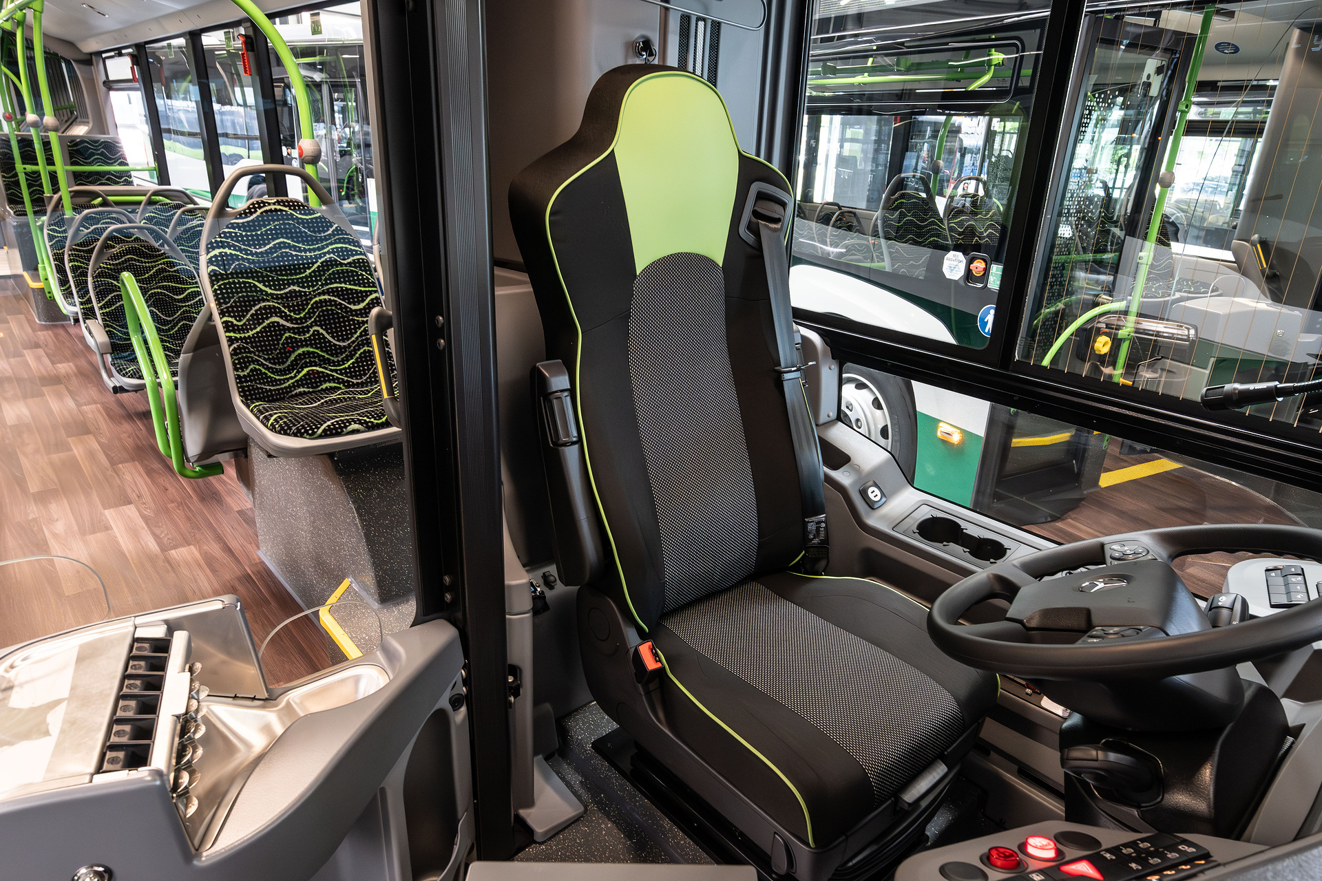 Fahrzeugübergabe Lyst-Reisen 34 Citaro in drei Jahren: Lyst-Reisen modernisiert Fuhrpark mit zehn weiteren Mercedes-Benz Stadtbussen