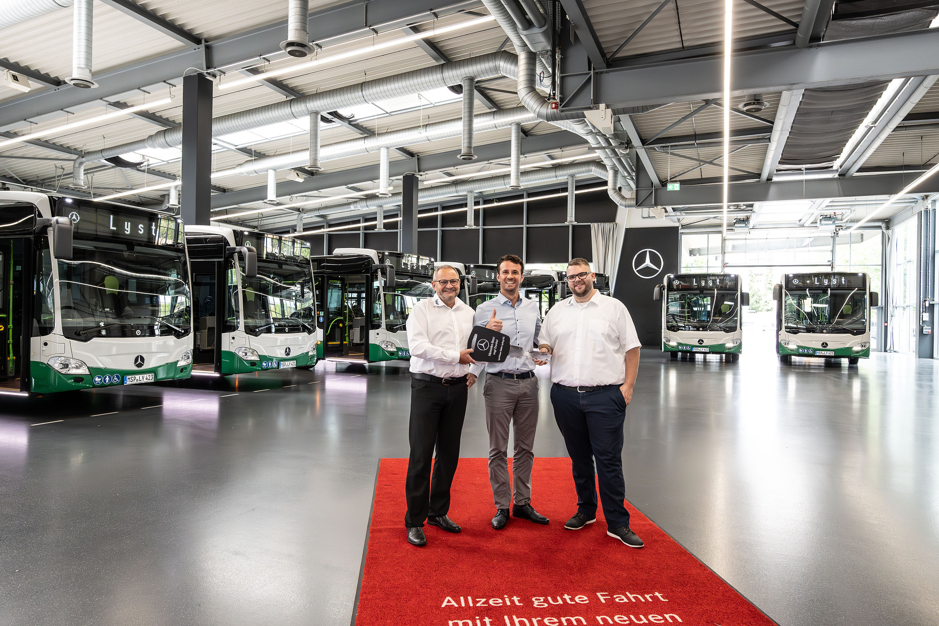 Fahrzeugübergabe Lyst-Reisen 34 Citaro in drei Jahren: Lyst-Reisen modernisiert Fuhrpark mit zehn weiteren Mercedes-Benz Stadtbussen