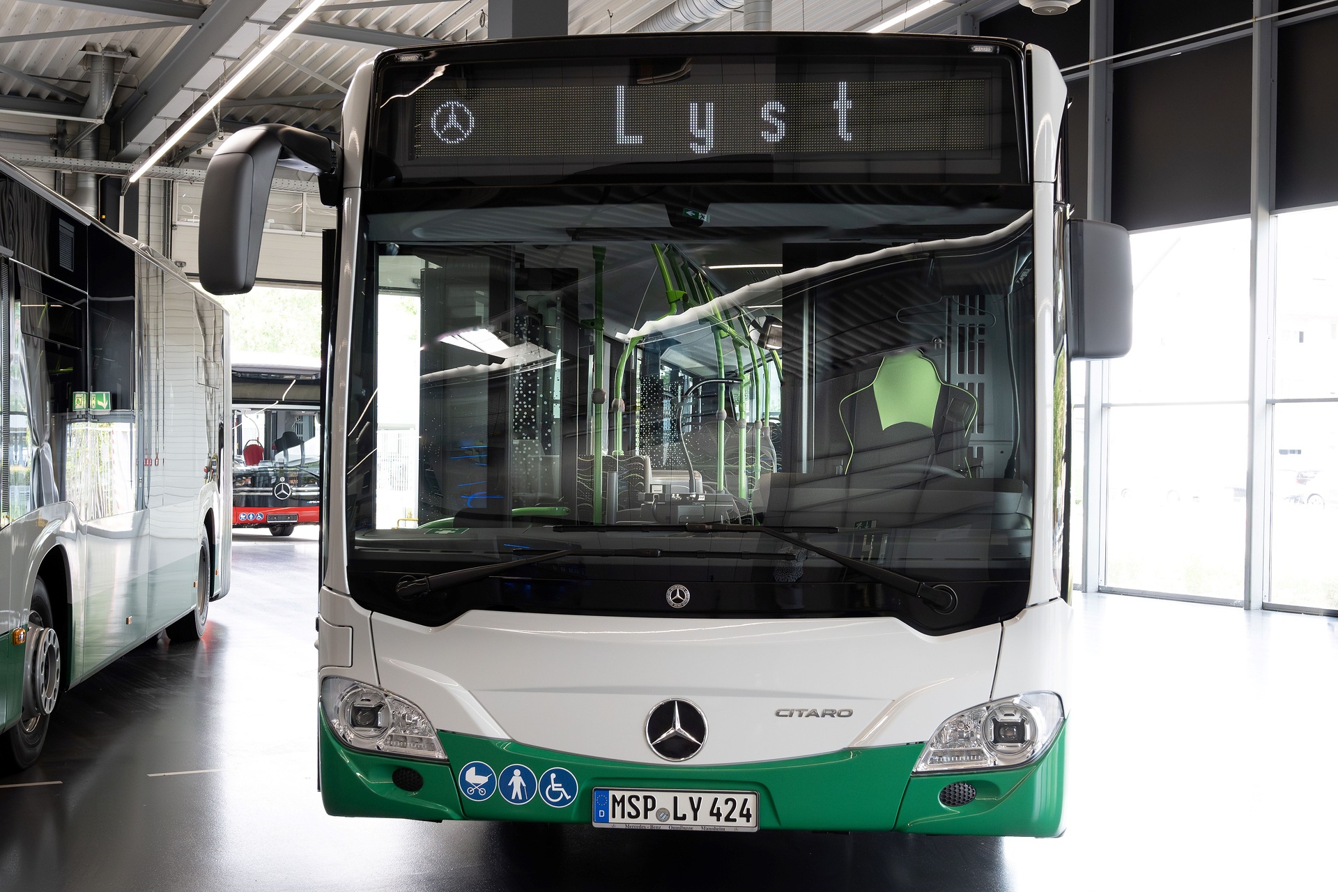 Fahrzeugübergabe Lyst-Reisen 34 Citaro in drei Jahren: Lyst-Reisen modernisiert Fuhrpark mit zehn weiteren Mercedes-Benz Stadtbussen