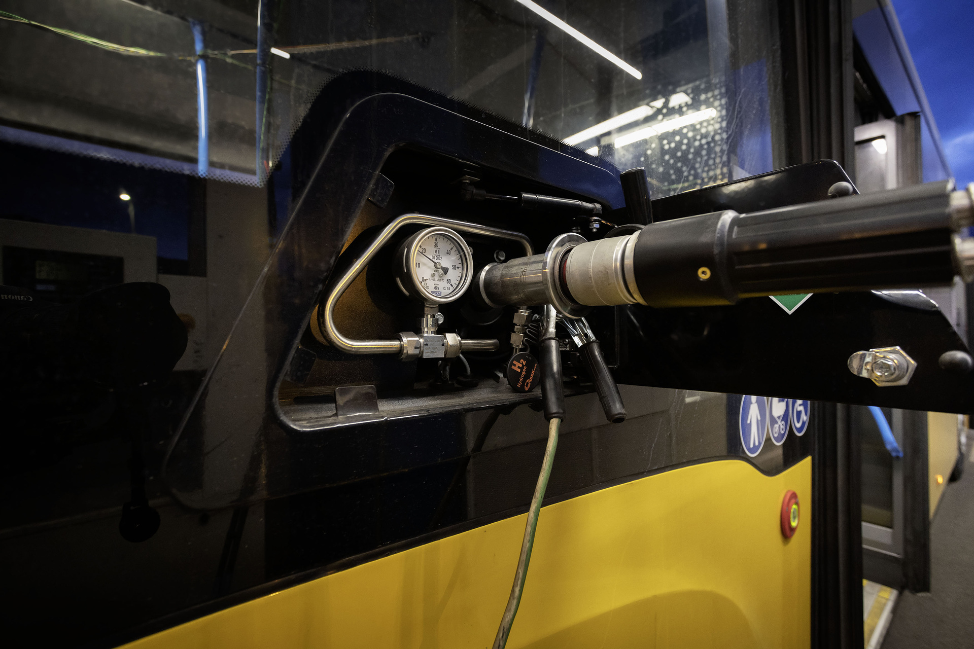 Test vehicle, Mercedes-Benz eCitaro G Range Extender with all-electric drive,NMC 3 battery, fuell cell, hydrogen tanks, exterior, yellow-white, 2 x electric hub motor, 2 x 125 kW, 2 x 485 Nm, 98 kWh per battery pack, three-door, LED headlamps, length/width/height: 18125 /2550/3400 mm, passenger capacity: max. 1/130. Alpine Challenge: Mercedes-Benz eCitaro fuel cell defies extreme cold and steep passes