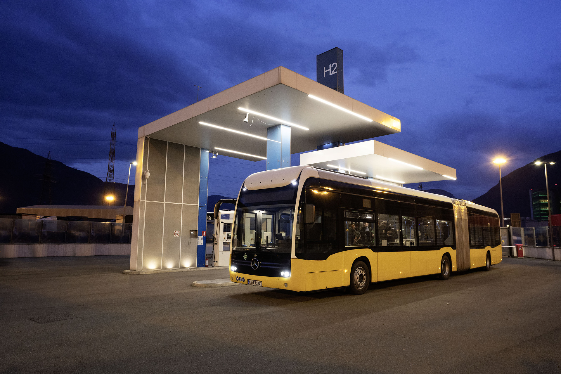 Test vehicle, Mercedes-Benz eCitaro G Range Extender with all-electric drive,NMC 3 battery, fuell cell, hydrogen tanks, exterior, yellow-white, 2 x electric hub motor, 2 x 125 kW, 2 x 485 Nm, 98 kWh per battery pack, three-door, LED headlamps, length/width/height: 18125 /2550/3400 mm, passenger capacity: max. 1/130. Alpine Challenge: Mercedes-Benz eCitaro fuel cell defies extreme cold and steep passes