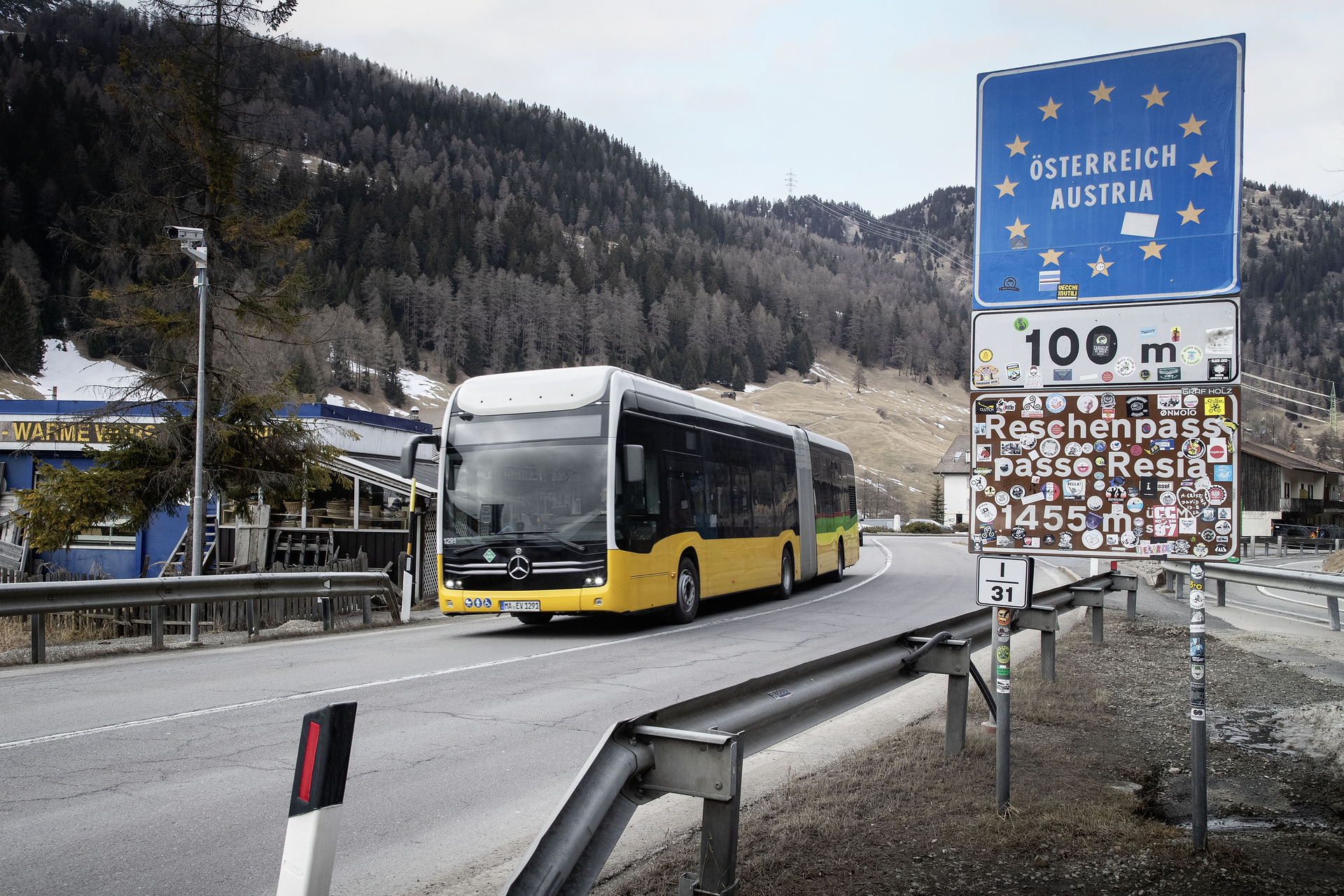 Test vehicle, Mercedes-Benz eCitaro G Range Extender with all-electric drive,NMC 3 battery, fuell cell, hydrogen tanks, exterior, yellow-white, 2 x electric hub motor, 2 x 125 kW, 2 x 485 Nm, 98 kWh per battery pack, three-door, LED headlamps, length/width/height: 18125 /2550/3400 mm, passenger capacity: max. 1/130. Alpine Challenge: Mercedes-Benz eCitaro fuel cell defies extreme cold and steep passes