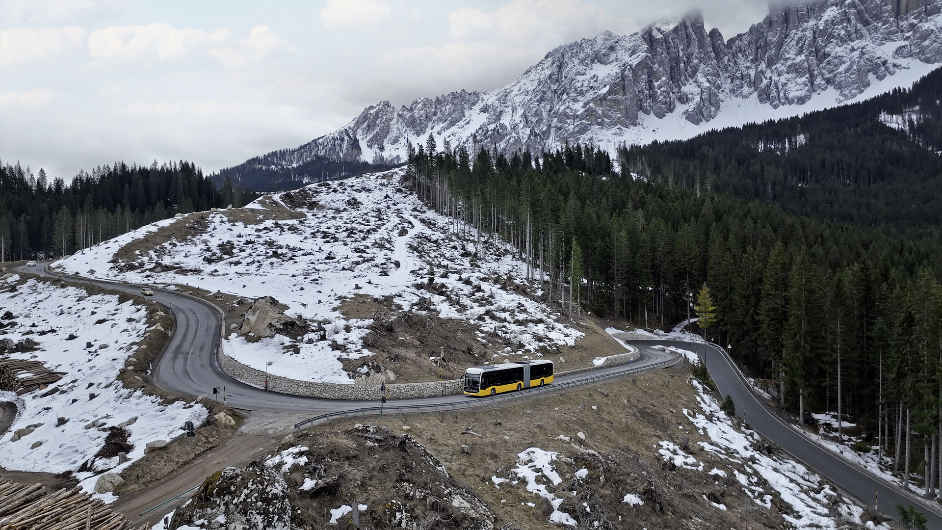 Test vehicle, Mercedes-Benz eCitaro G Range Extender with all-electric drive,NMC 3 battery, fuell cell, hydrogen tanks, exterior, yellow-white, 2 x electric hub motor, 2 x 125 kW, 2 x 485 Nm, 98 kWh per battery pack, three-door, LED headlamps, length/width/height: 18125 /2550/3400 mm, passenger capacity: max. 1/130. Alpine Challenge: Mercedes-Benz eCitaro fuel cell defies extreme cold and steep passes