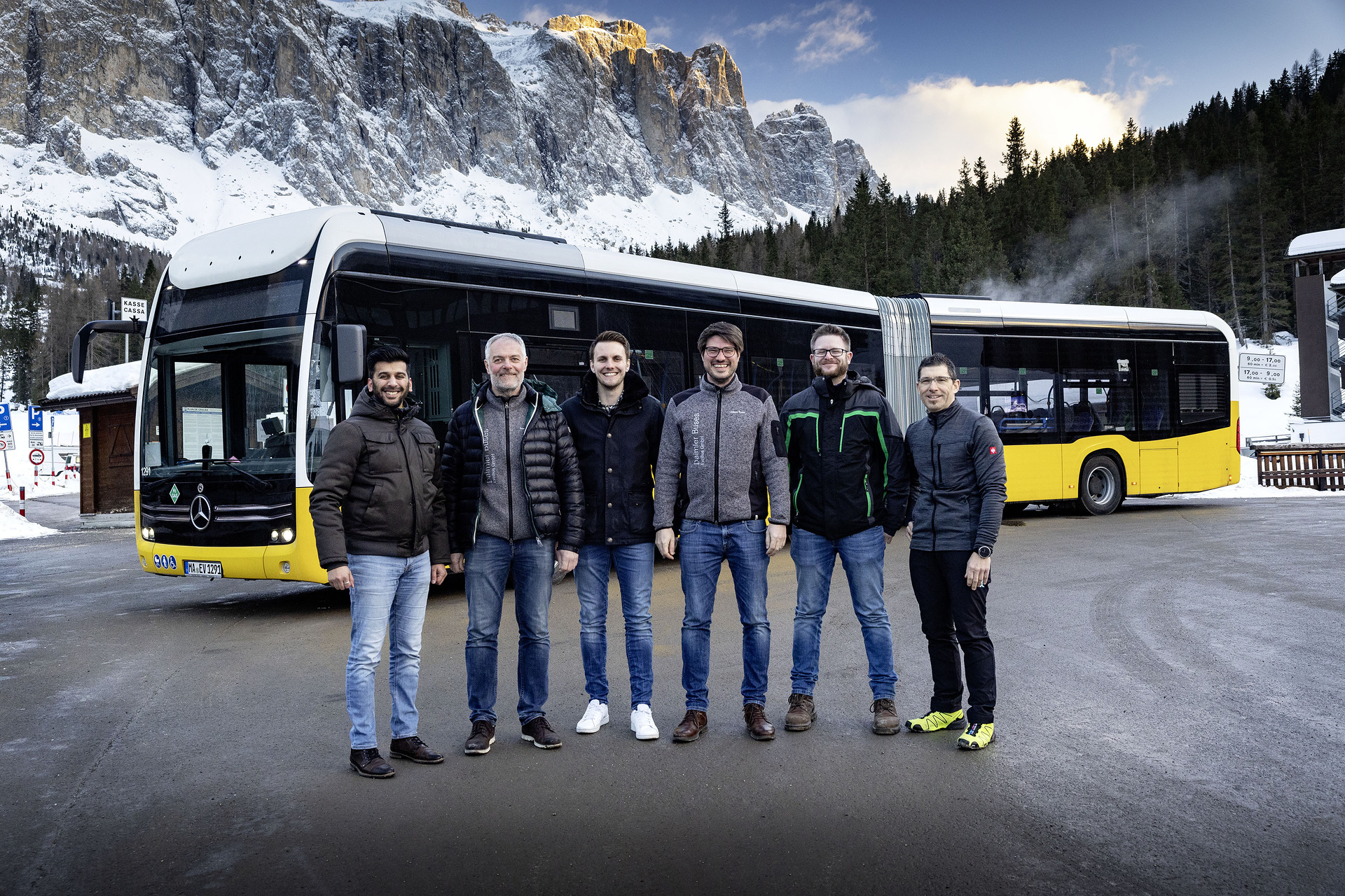 Test crew from left: Shahrukh Javed, Rainer Bickel, Hannes Mayer, Jonas Steinki, Stephan Lutz, Andreas Hoffmann, test vehicle: Mercedes-Benz eCitaro G Range Extender with all-electric drive,NMC 3 battery, fuell cell, hydrogen tanks, exterior, yellow-white, 2 x electric hub motor, 2 x 125 kW, 2 x 485 Nm, 98 kWh per battery pack, three-door, LED headlamps, length/width/height: 18125 /2550/3400 mm, passenger capacity: max. 1/130. Alpine Challenge: Mercedes-Benz eCitaro fuel cell defies extreme cold and steep passes