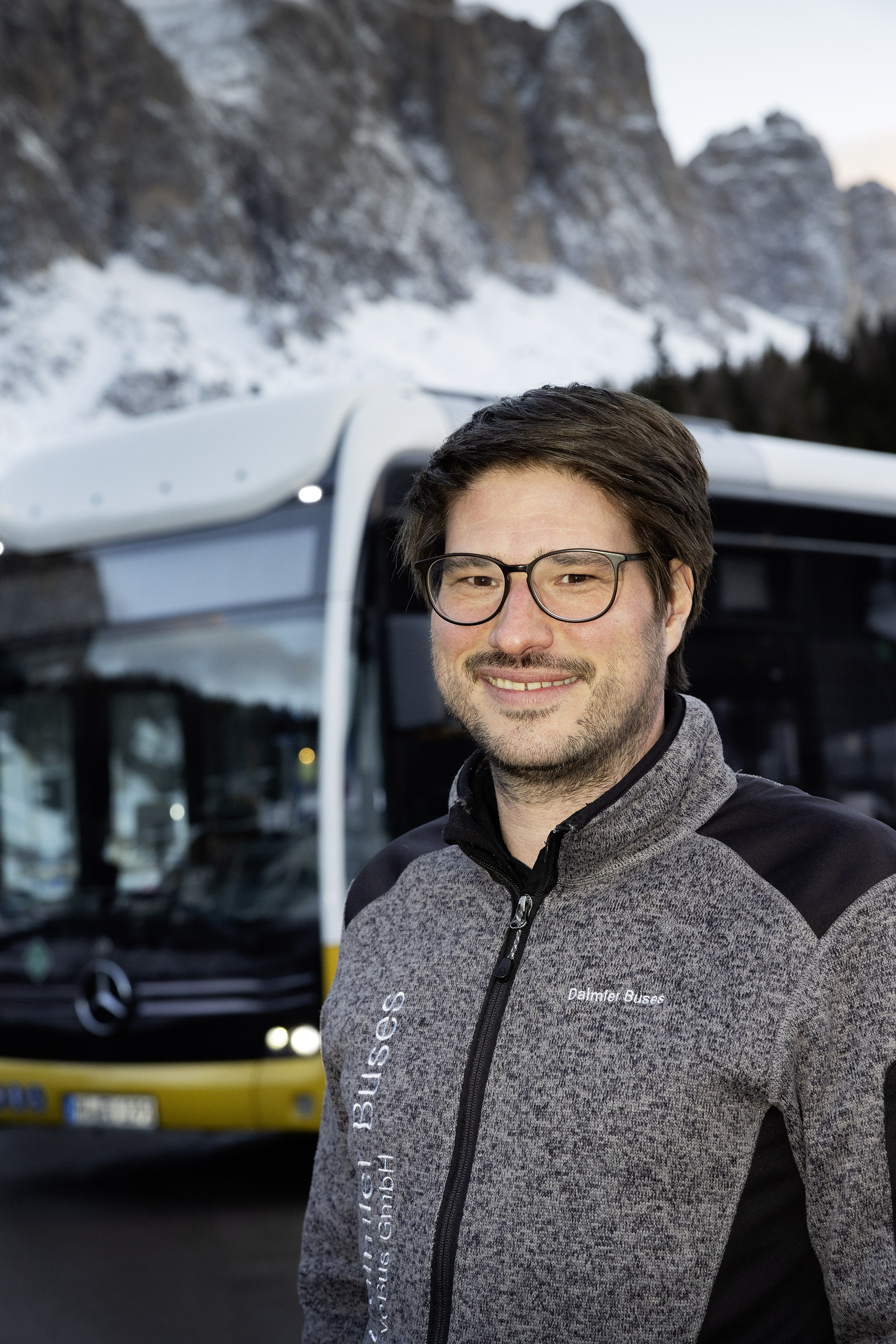 Test Manager Jonas Steinki for test vehicle Mercedes-Benz eCitaro G Range Extender with all-electric drive,NMC 3 battery, fuell cell, hydrogen tanks, exterior, yellow-white, 2 x electric hub motor, 2 x 125 kW, 2 x 485 Nm, 98 kWh per battery pack, three-door, LED headlamps, length/width/height: 18125 /2550/3400 mm, passenger capacity: max. 1/130. Alpine Challenge: Mercedes-Benz eCitaro fuel cell defies extreme cold and steep passes