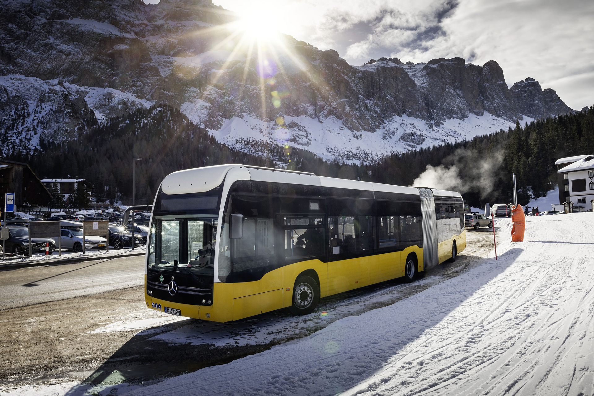 Test vehicle, Mercedes-Benz eCitaro G Range Extender with all-electric drive,NMC 3 battery, fuell cell, hydrogen tanks, exterior, yellow-white, 2 x electric hub motor, 2 x 125 kW, 2 x 485 Nm, 98 kWh per battery pack, three-door, LED headlamps, length/width/height: 18125 /2550/3400 mm, passenger capacity: max. 1/130. Alpine Challenge: Mercedes-Benz eCitaro fuel cell defies extreme cold and steep passes
