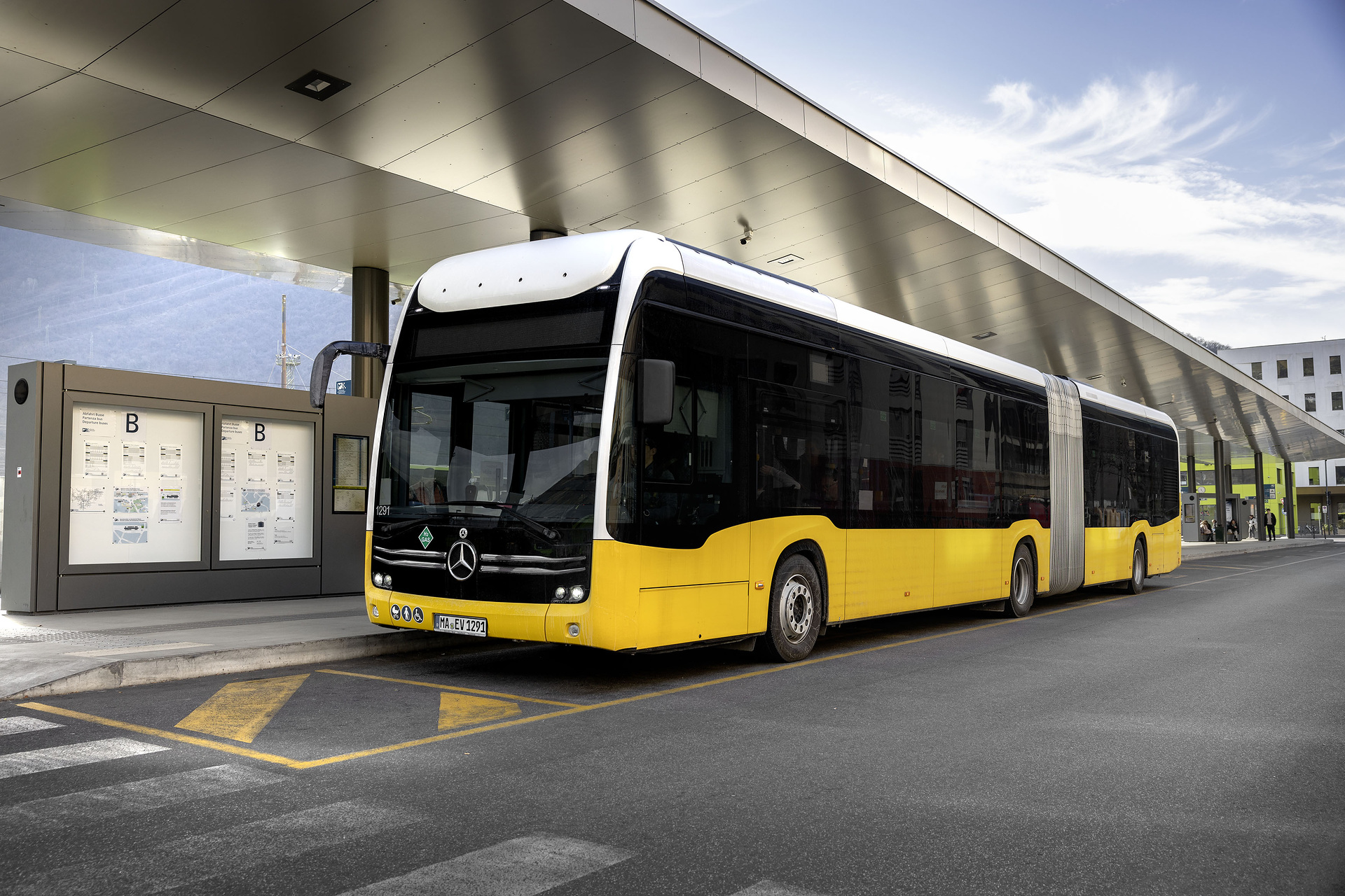 Test vehicle, Mercedes-Benz eCitaro G Range Extender with all-electric drive,NMC 3 battery, fuell cell, hydrogen tanks, exterior, yellow-white, 2 x electric hub motor, 2 x 125 kW, 2 x 485 Nm, 98 kWh per battery pack, three-door, LED headlamps, length/width/height: 18125 /2550/3400 mm, passenger capacity: max. 1/130. Alpine Challenge: Mercedes-Benz eCitaro fuel cell defies extreme cold and steep passes