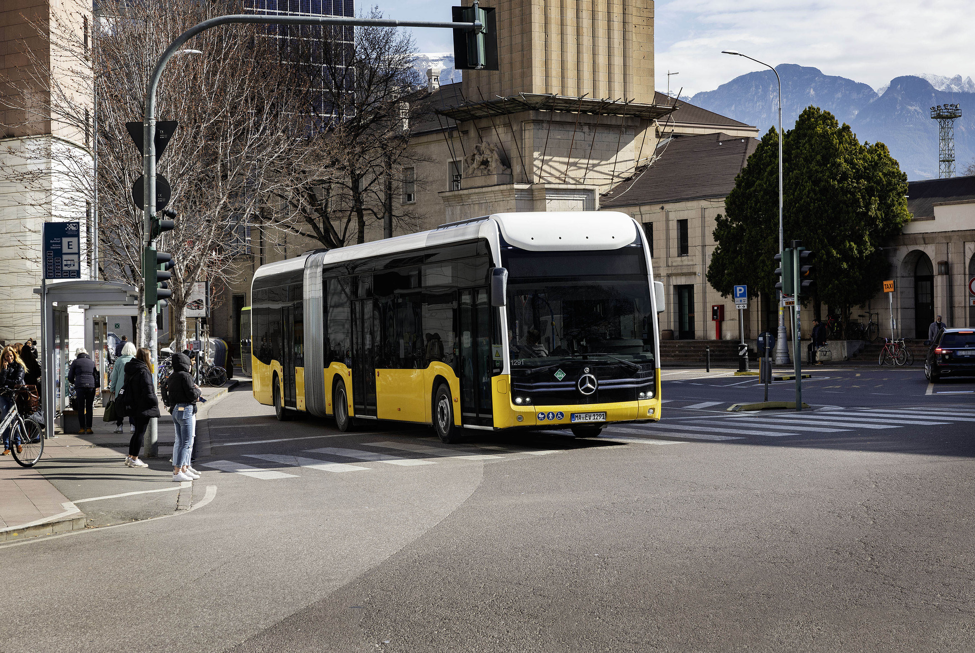 Test vehicle, Mercedes-Benz eCitaro G Range Extender with all-electric drive,NMC 3 battery, fuell cell, hydrogen tanks, exterior, yellow-white, 2 x electric hub motor, 2 x 125 kW, 2 x 485 Nm, 98 kWh per battery pack, three-door, LED headlamps, length/width/height: 18125 /2550/3400 mm, passenger capacity: max. 1/130. Alpine Challenge: Mercedes-Benz eCitaro fuel cell defies extreme cold and steep passes
