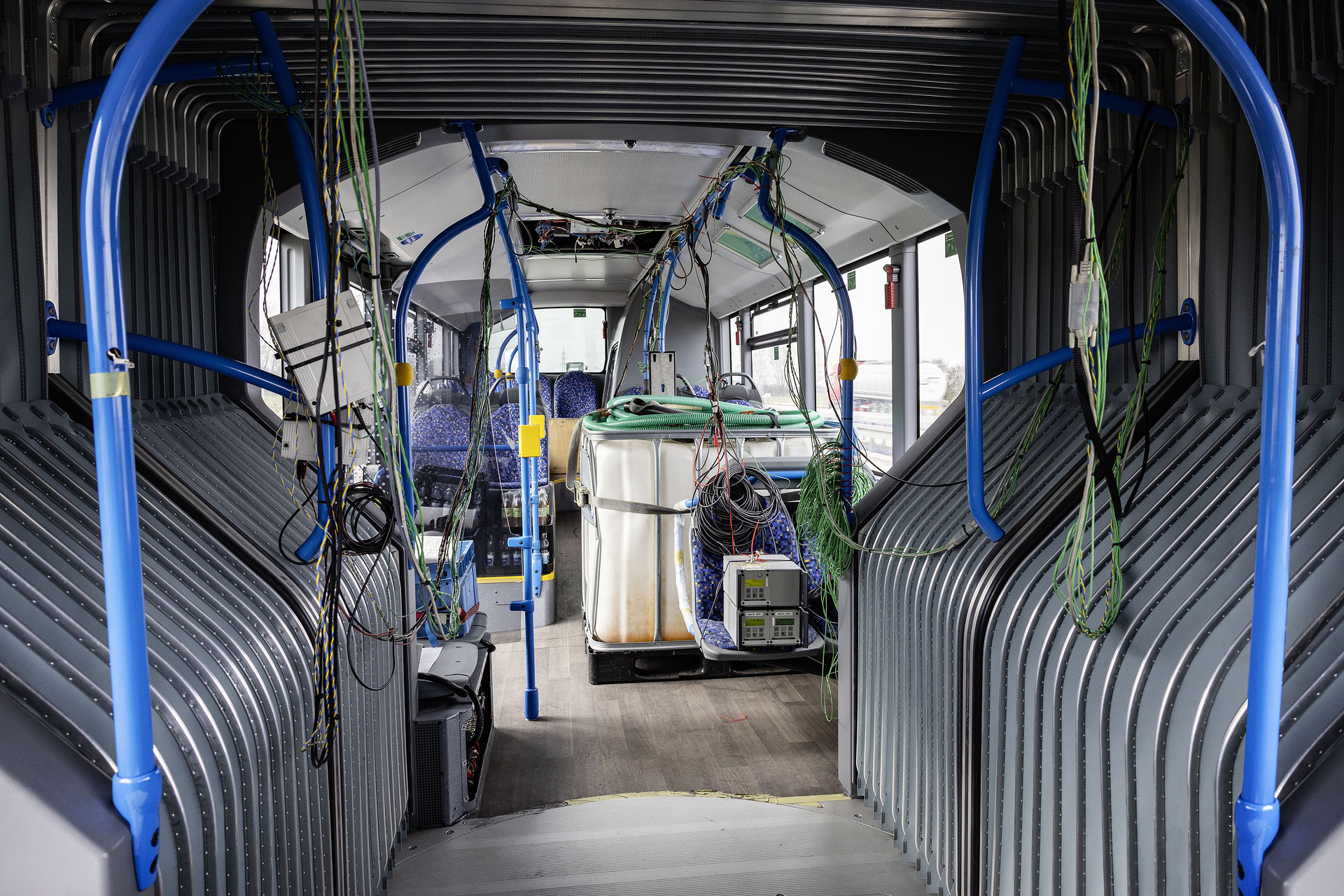 Test vehicle, Mercedes-Benz eCitaro G Range Extender with all-electric drive,NMC 3 battery, fuell cell, hydrogen tanks, exterior, yellow-white, 2 x electric hub motor, 2 x 125 kW, 2 x 485 Nm, 98 kWh per battery pack, three-door, LED headlamps, length/width/height: 18125 /2550/3400 mm, passenger capacity: max. 1/130. Alpine Challenge: Mercedes-Benz eCitaro fuel cell defies extreme cold and steep passes